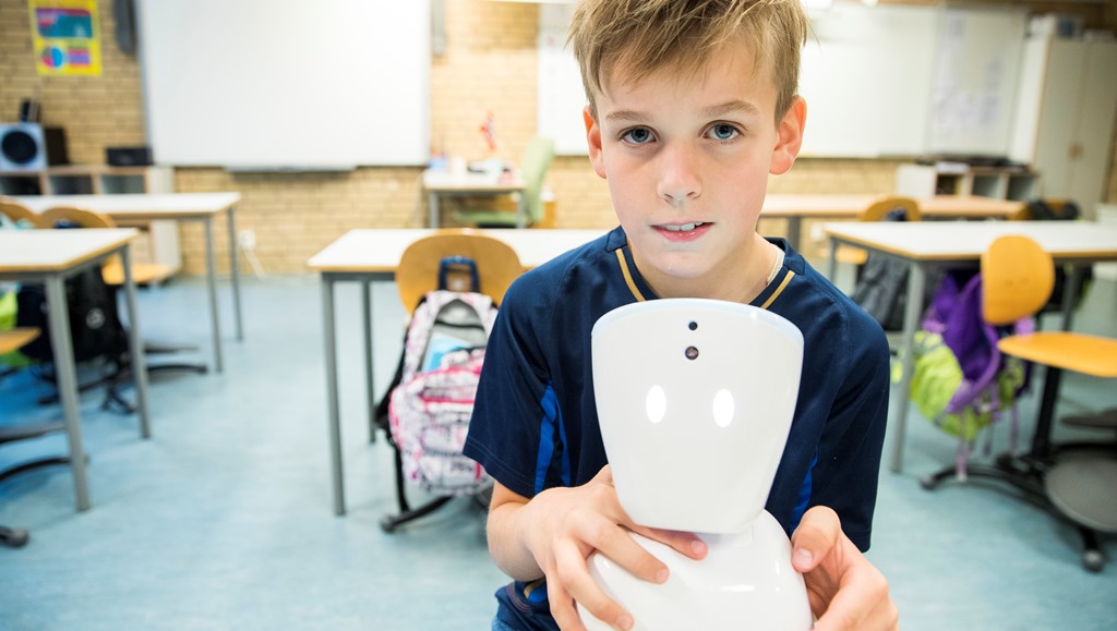 Eirik Sander Viken (9) går på Hvalstad skole. Rundt 10 uker hvert år er han borte fra undervisningen, men denne lille roboten streamer lyd og bilde fra klasserommet og har også en høyttaler som gjør at Eirik kan stille spørsmål og skravle med vennene i friminuttene. 