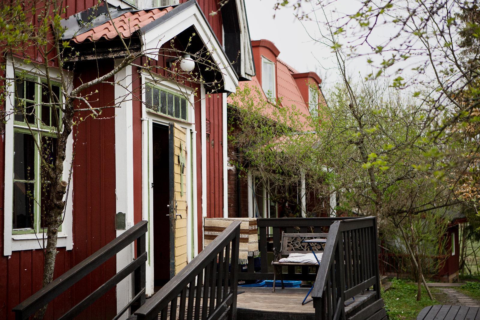 Fristad. På skylten utanför Alsike kloster deklareras att området tjänar som fristad åt papperslösa flyktingar. Så har det varit i stort sett sedan en polisrazzia år 1993.