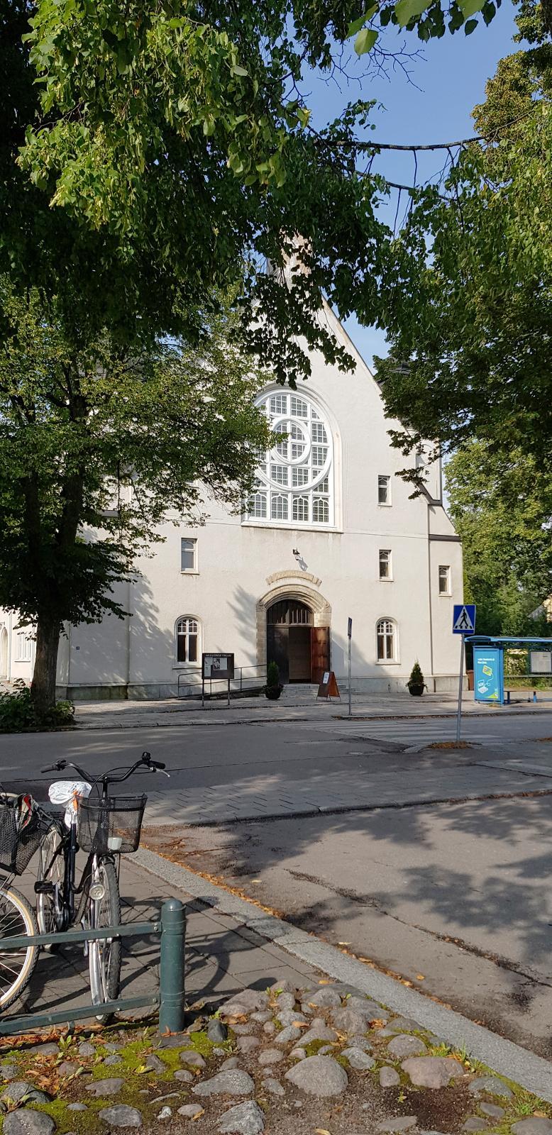 Den här veckan pågår Sala Pride. Inför den ville arrangörerna hyra in sig i Missionskyrkan för att visa pjäsen ”Komma ut” men fick nej av församlingen. Detta ledde till en het debatt både inom kyrkan och utanför. Församlingen valde i detta läge att be om ursäkt för sitt agerande.