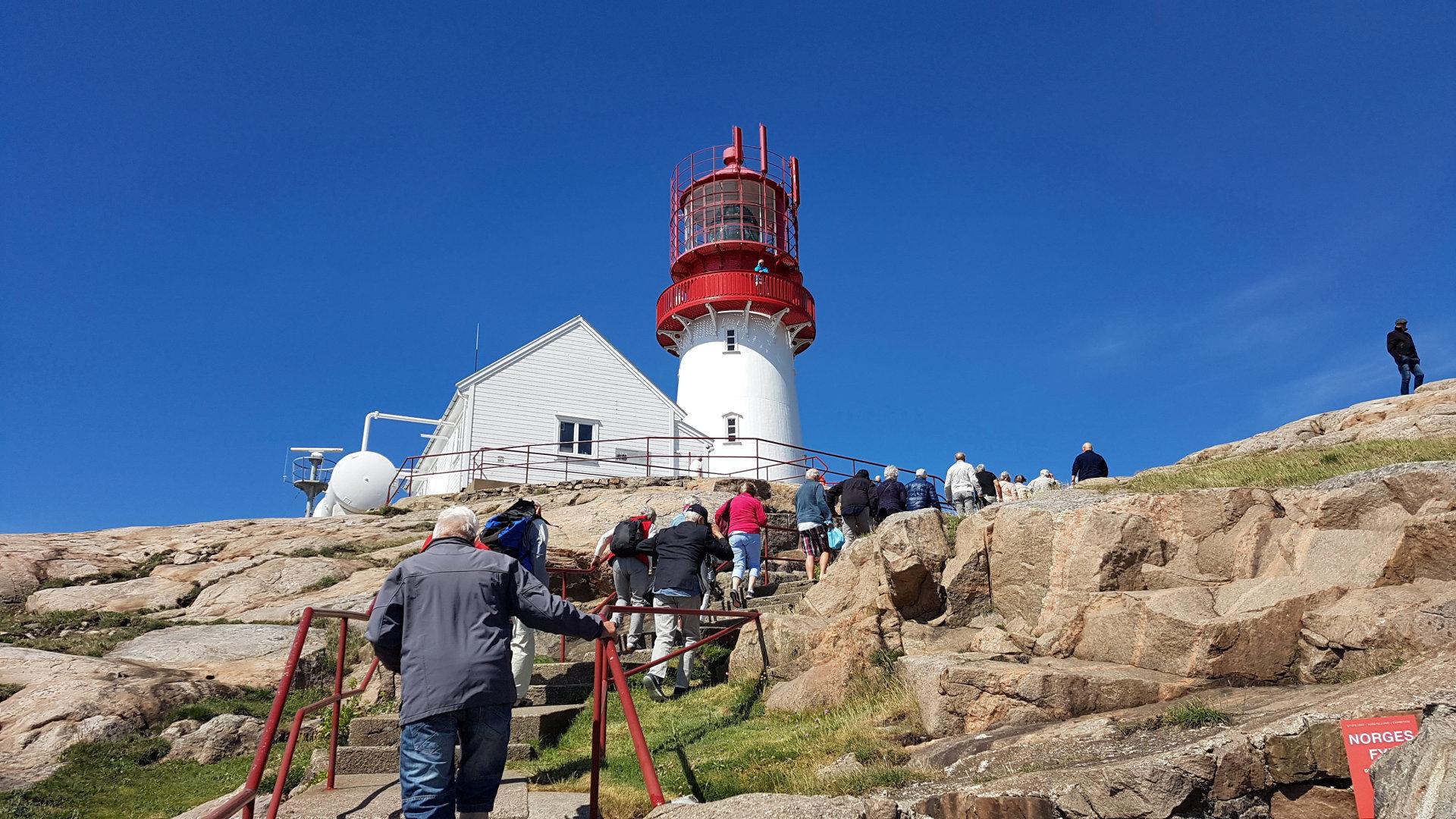 Den eldste fyrstasjonen vår er også den eneste som fremdeles er permanent bemannet. Hvert år besøker mer enn 100.000 mennesker Lindesnes fyr. Foto: Simen Lunøe Pihl/NTB scanpix