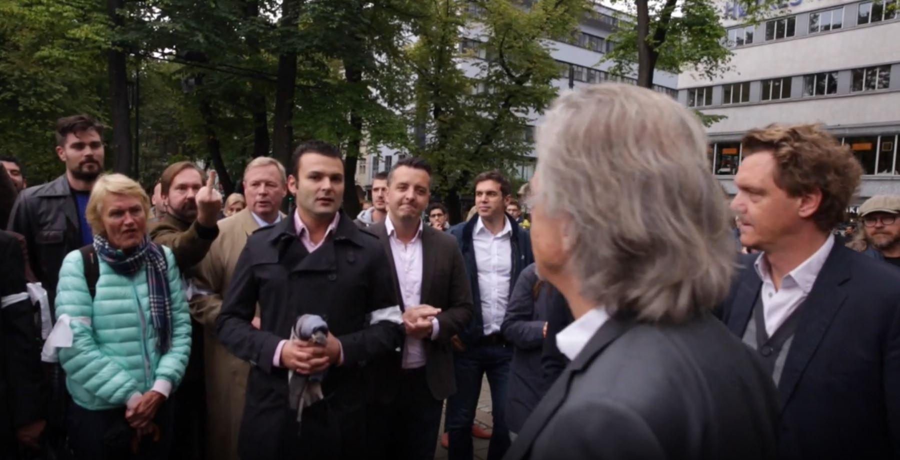 Peter Handke konfronterer Edin Kadribegovic under demonstrasjonen foran Nationaltheatret.
