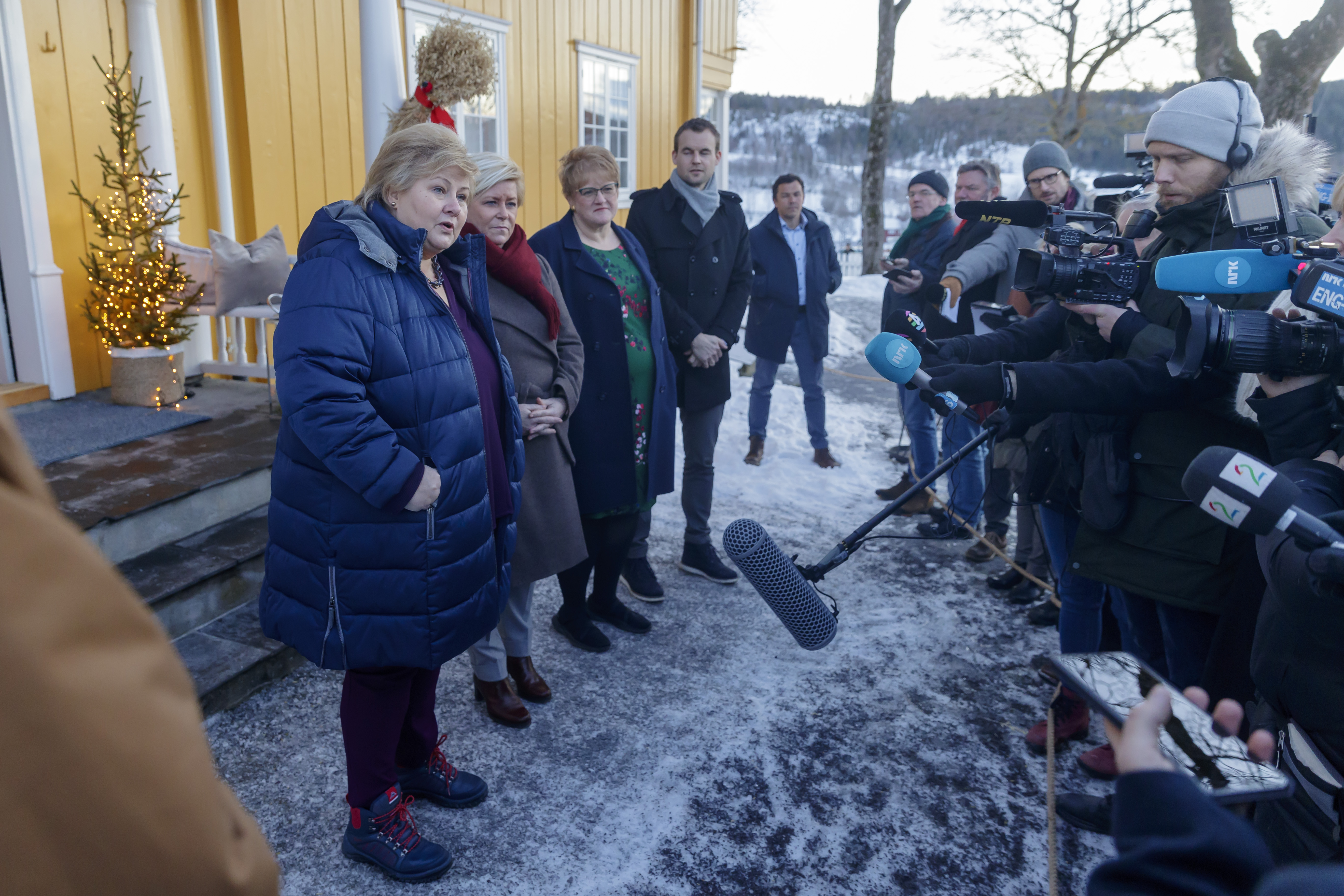 De fire partilederne for Høyre, Frp, Venstre og KrF i 2019 før regjeringsforhandlingene på Granavolden. Årsaken til forhandlingene var at KrF gikk inn i regjeringen. Fra venstre statsminister Erna Solberg, daværende Frp-leder Siv Jensen, daværende Venstre-leder Trine Skei Grande og KrF-leder Kjell Ingolf Ropstad. Foto: Cornelius Poppe / NTB