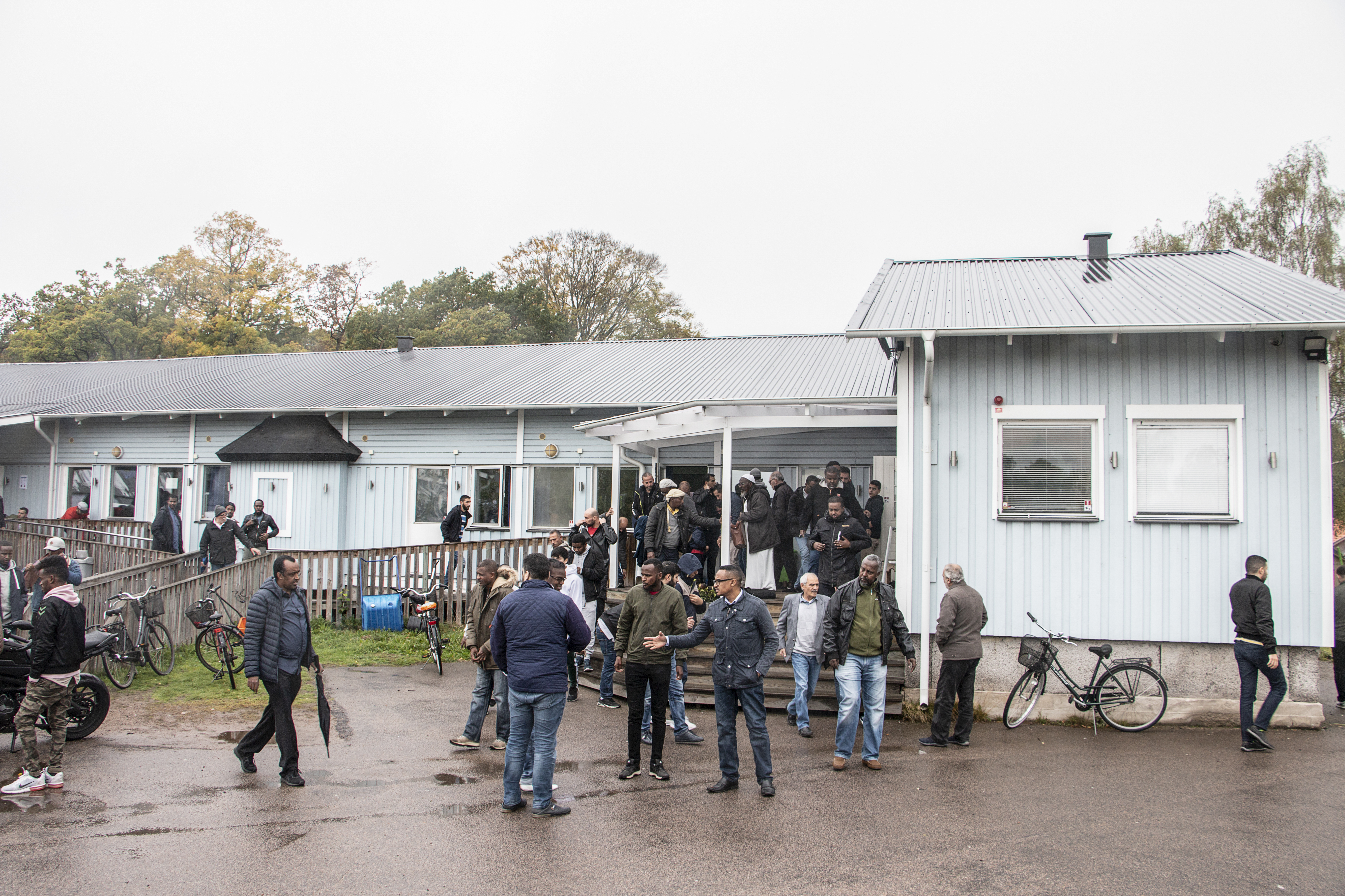 Fredagsbön i en moské i Araby,  Växjö efter att böneutropet ljudit i stadsdelen.