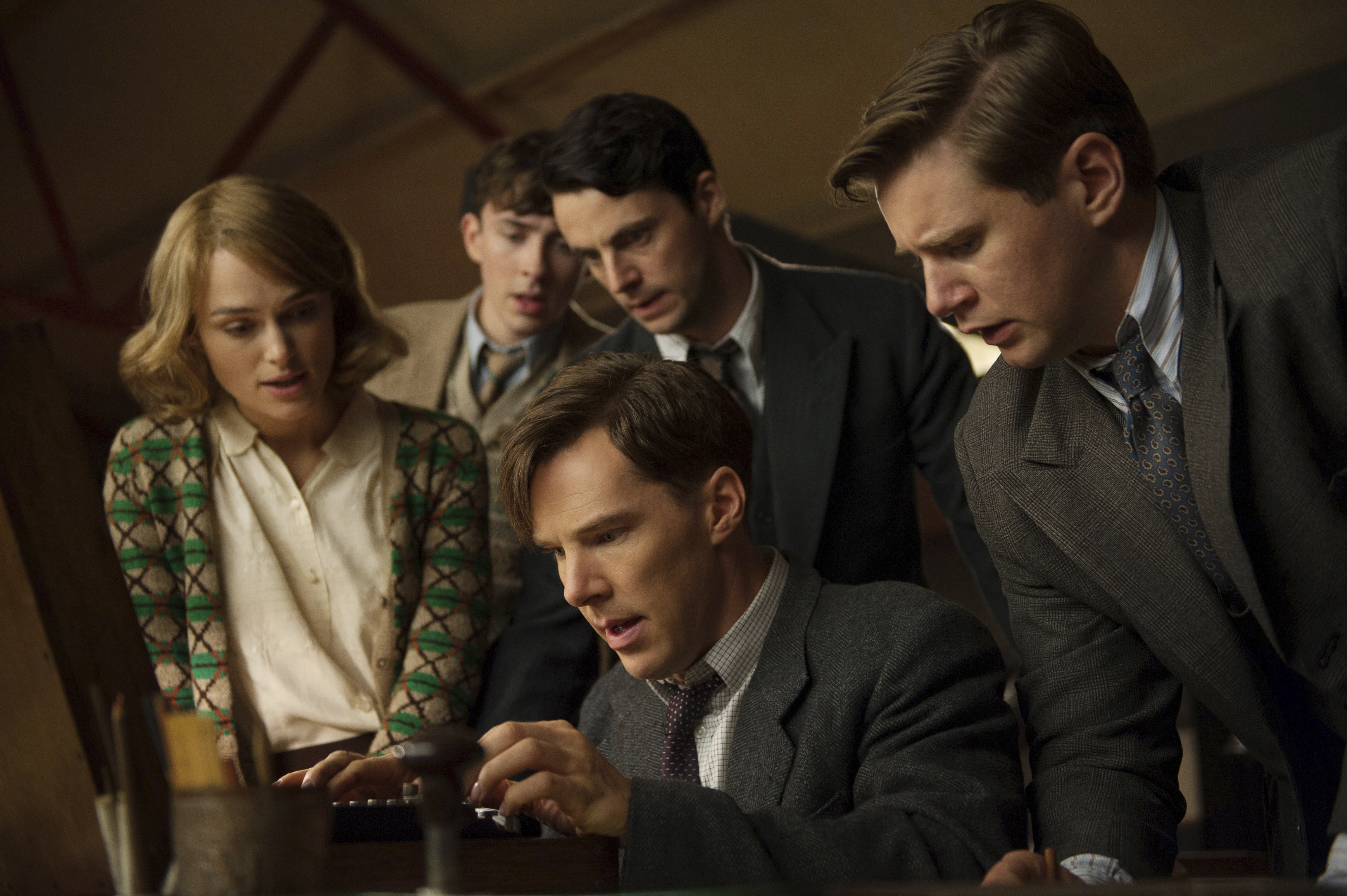 Scenebilde fra filmen «The Imitation Game». Fra venstre: Keira Knightley, Matthew Beard, Matthew Goode, Benedict Cumberbatch (som Alan Turing) og Allen Leech.