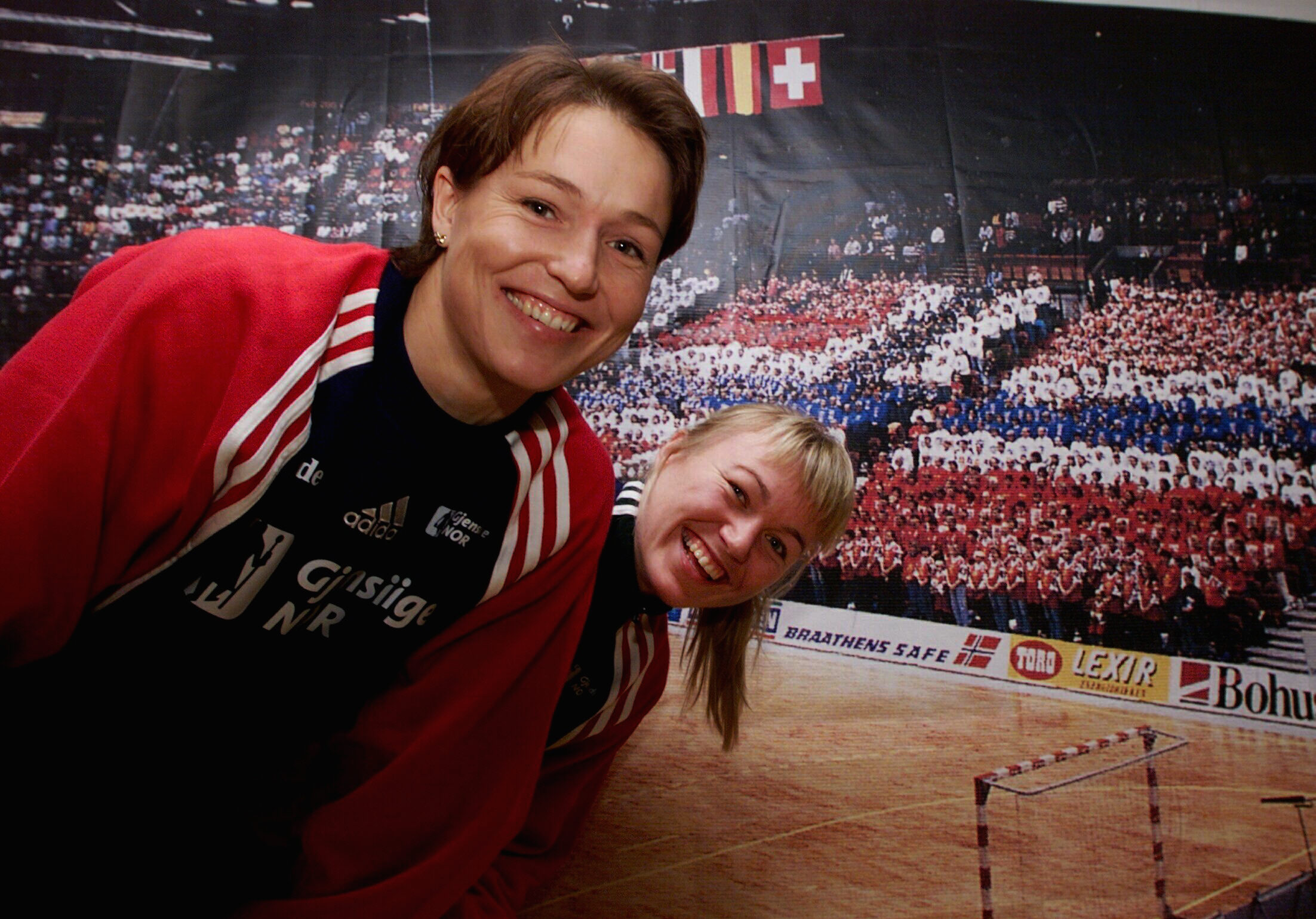 Susann Goksør Bjerkrheim var kaptein da Norge vant VM-gull på hjemmebane. Her samemn emd målvakt Cecilie Leganger.