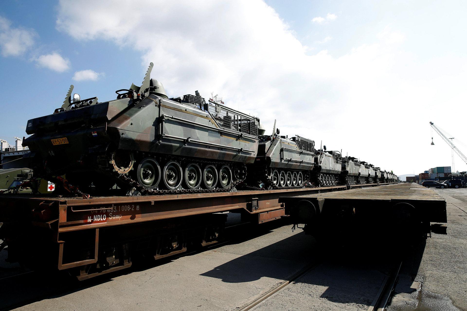 Det aller første toget med militært materiell til bruk under NATO-øvelsen Trident Juncture, ankom Alnabru i Oslo torsdag ettermiddag. I alt skal over 10.000 kjøretøy på plass før øvelsen starter.