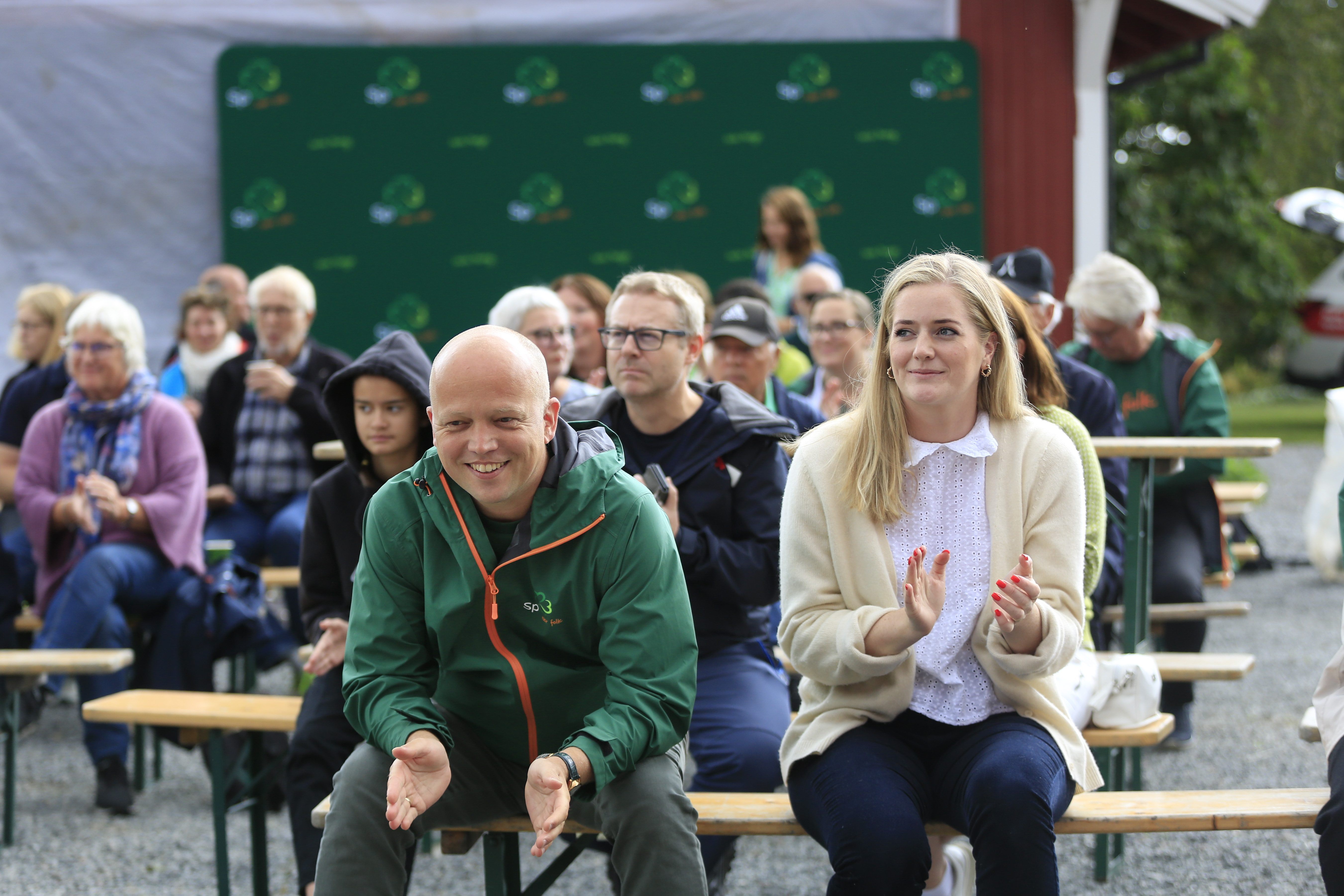 Stange 20210814. 
Senterpartiets statsministerkandidat Trygve Slagsvold Vedum (t.v.) og Emilie Enger Mehl er lørdag på valgkampåpning på Ilseng. Trygve invitert alle Sp-medlemmer på gården sin i Ilseng i Stange kommune.
Foto: Javad Parsa / NTB