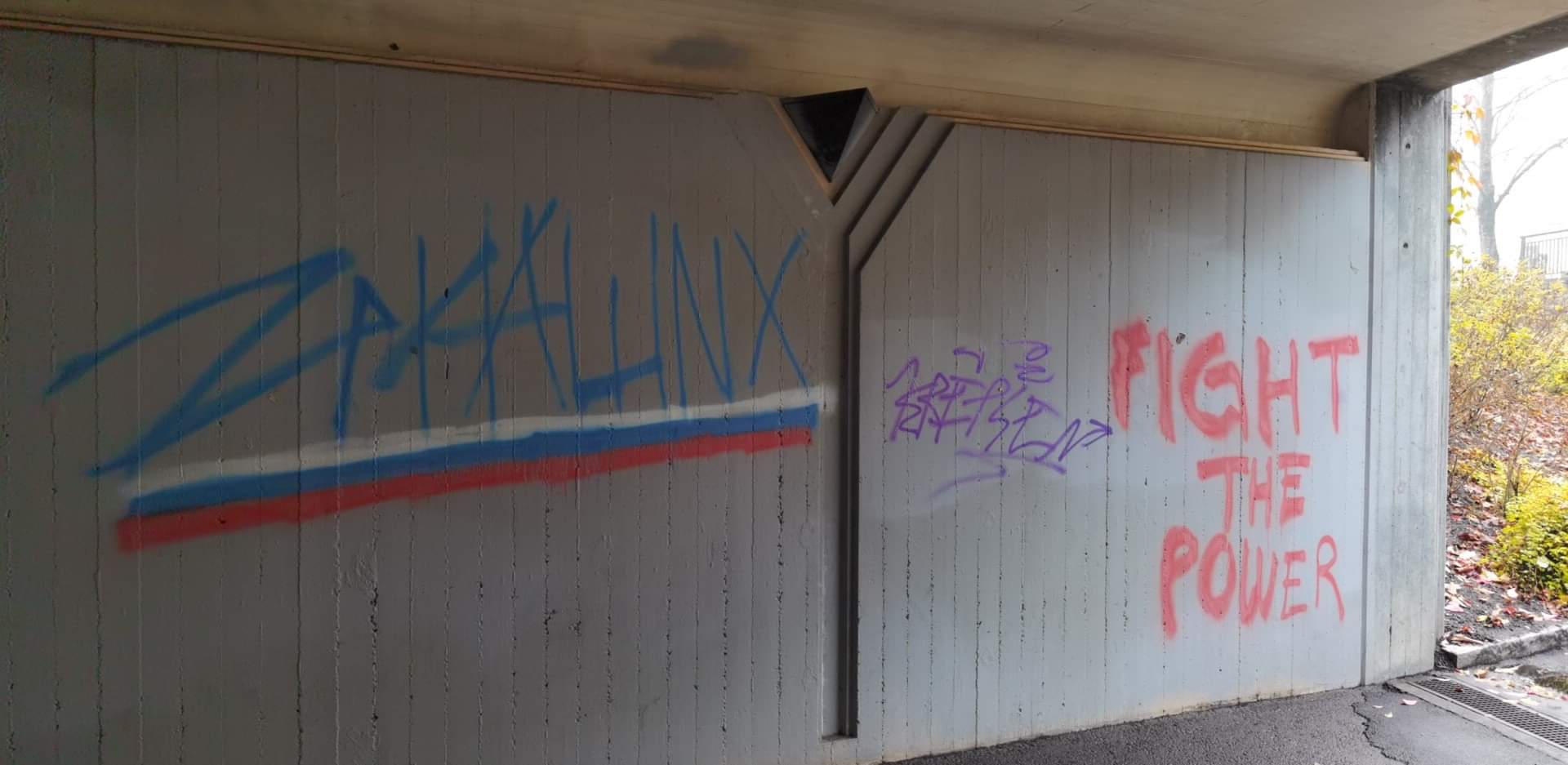 Enda en graffiti med teksten «Zа наших» og det russiske flagget, tagget i en annen undergrunn i Moss.