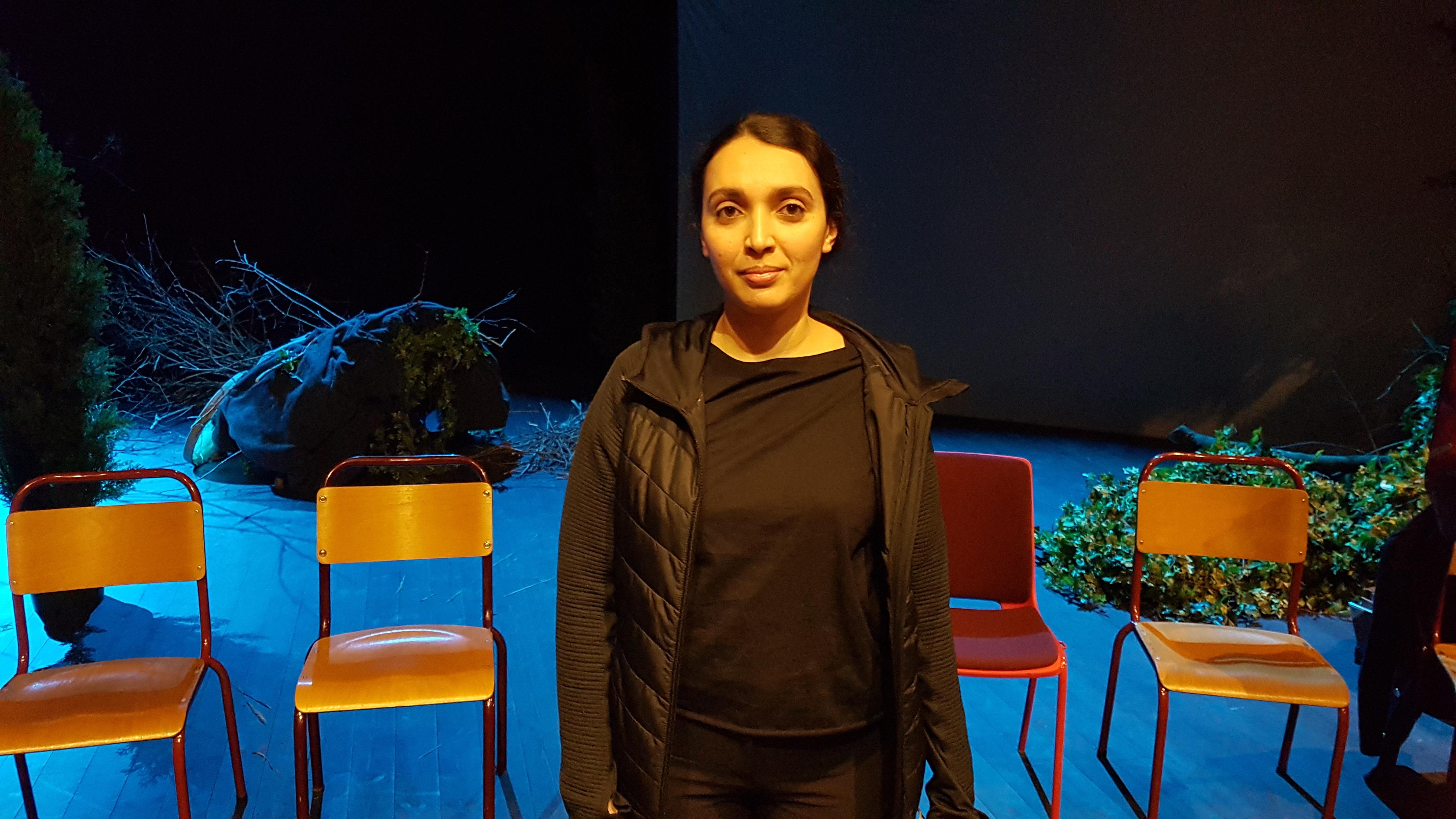 Hanan Benammar, skuespiller i forestillingen «Ways of Seeing», her på scenen etter at stykket ble vist på Vega Scene