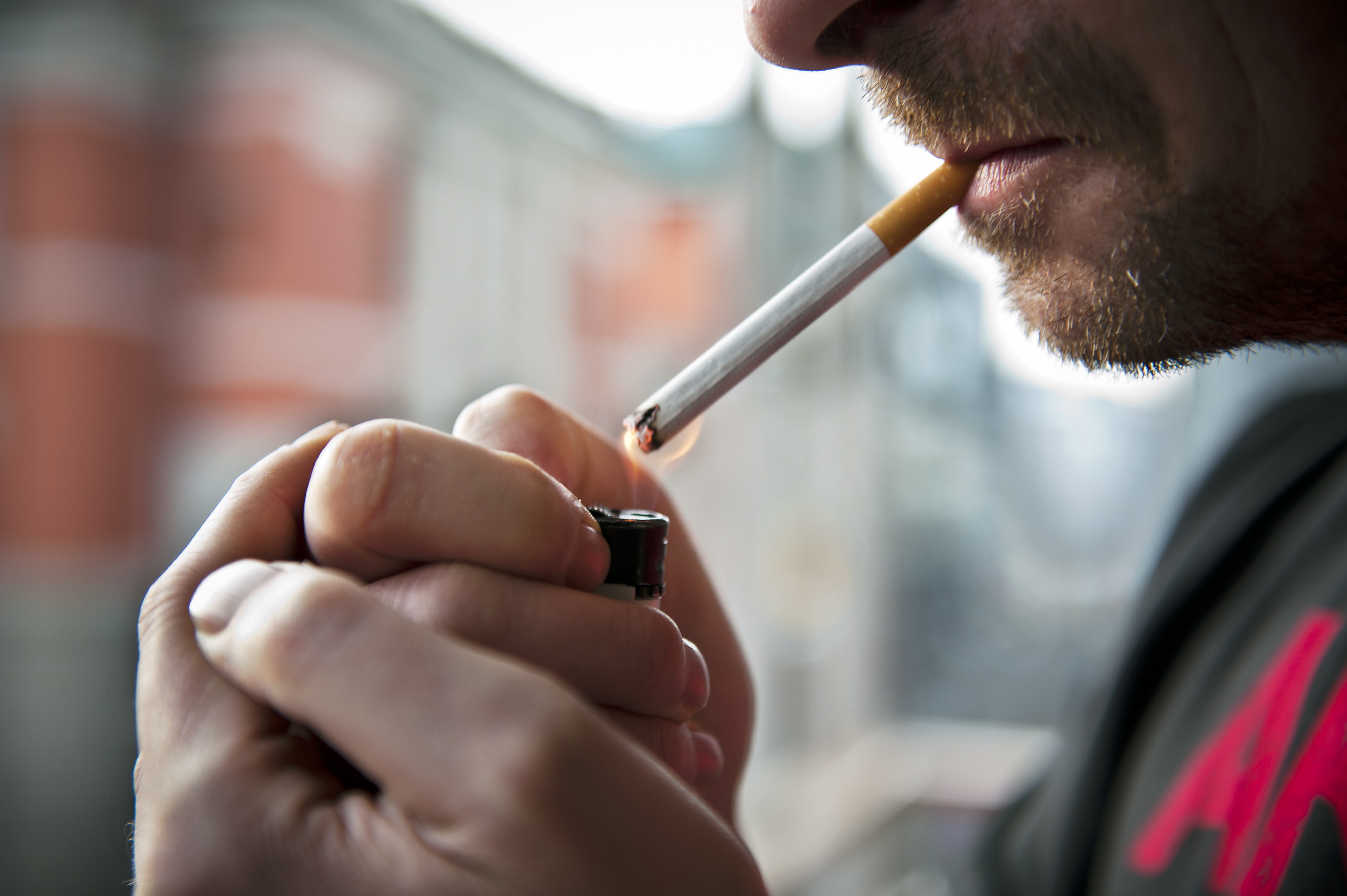 Innfører ny røykelov: Forbyr sigaretter på livstid
