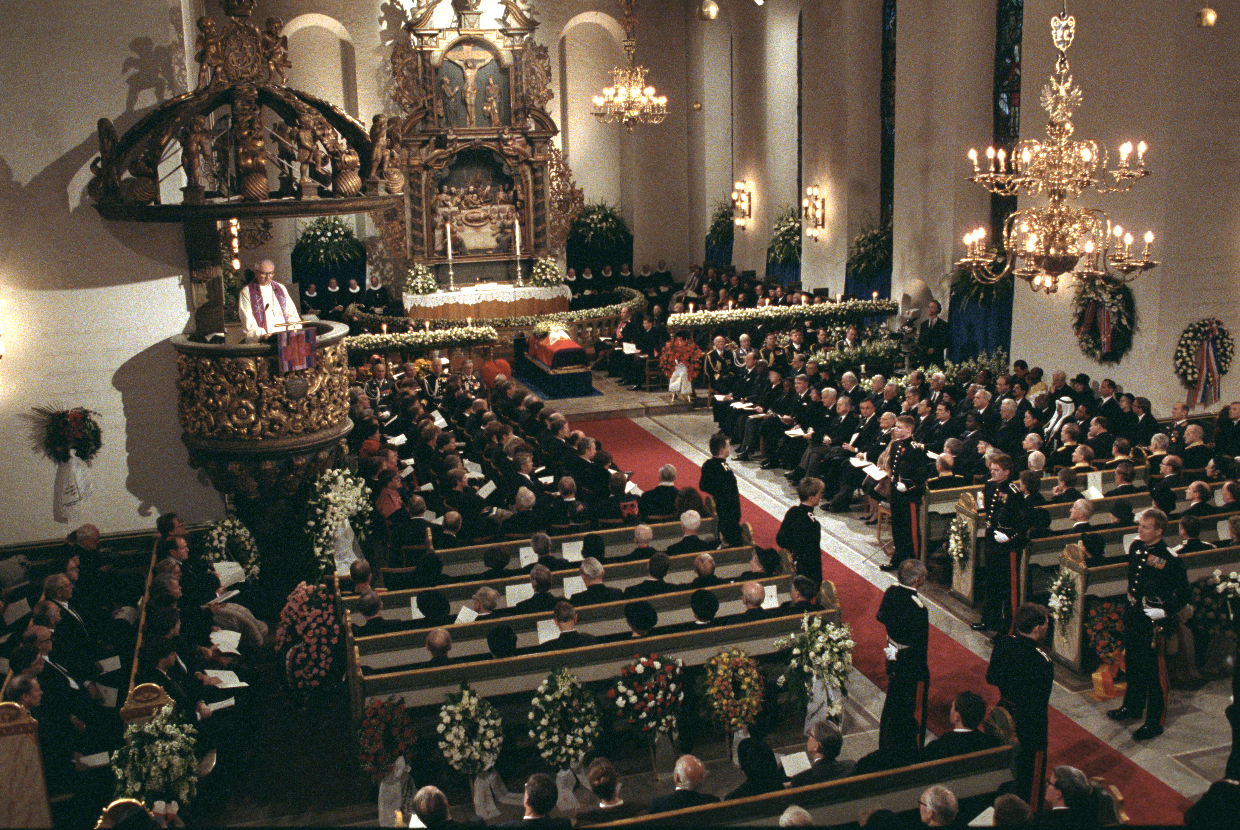 Kong Olav Vs gravferd den 30. januar 1991. Biskop Andreas Aarflot forretta under gravferdsseremonien i Oslo domkirke.