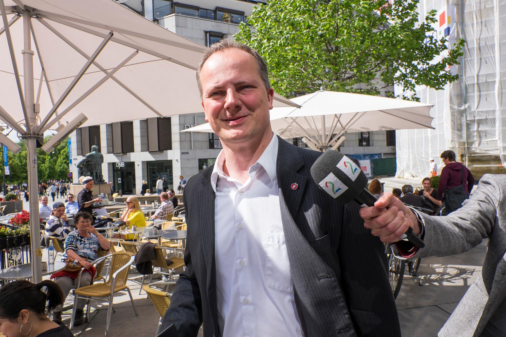 Oslo  20150611.
Samferdselsminister Ketil Solvik-Olsen på vei til møte med partiledelsen torsdag ettermiddag angående Syria-flykningene. 
Foto: Torstein Bøe / NTB scanpix