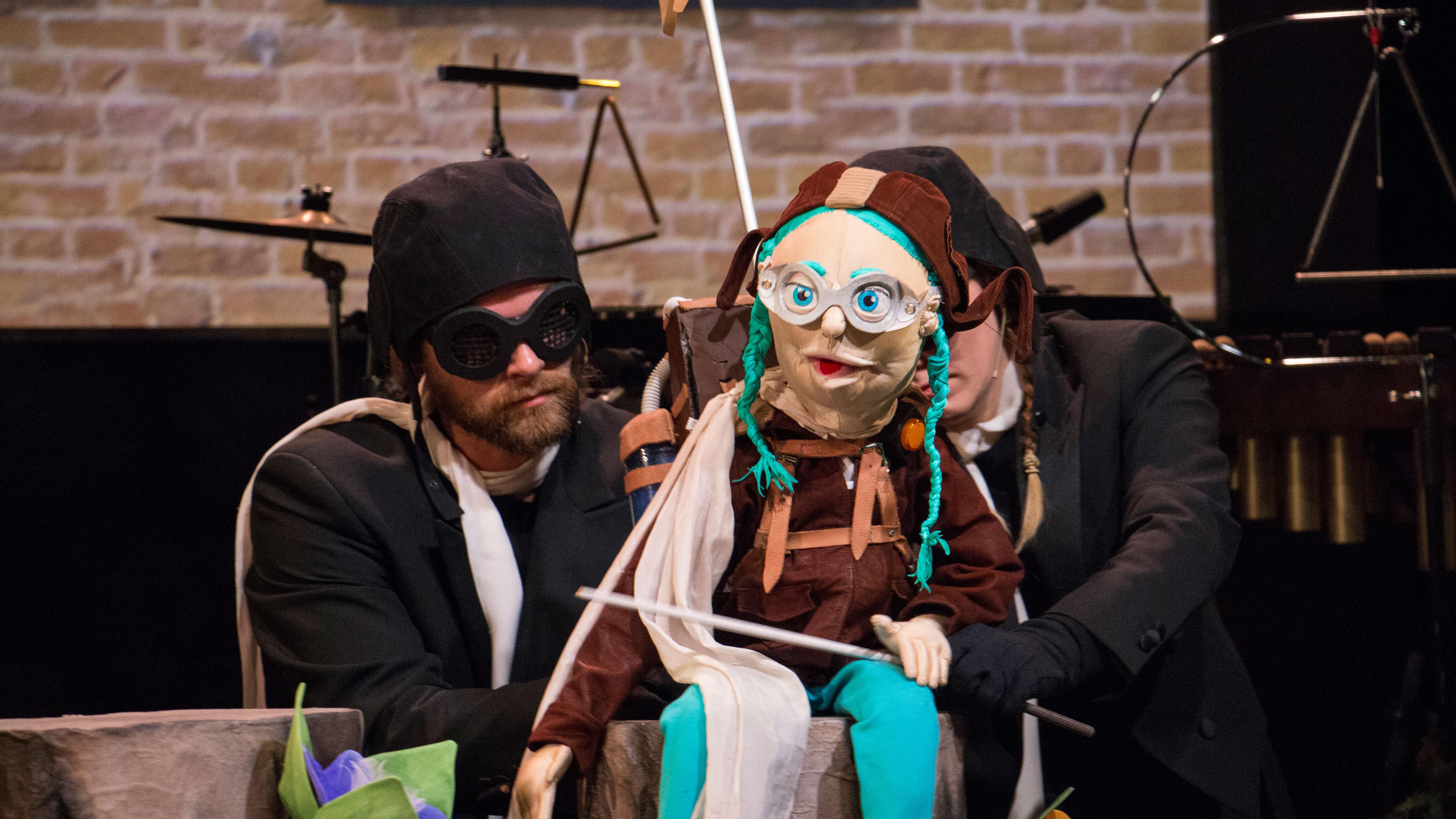 Bildet viser dukken Klara, som har en hovedrolle i stykket Klara, villsvinet og den lille musikkfabrikken.