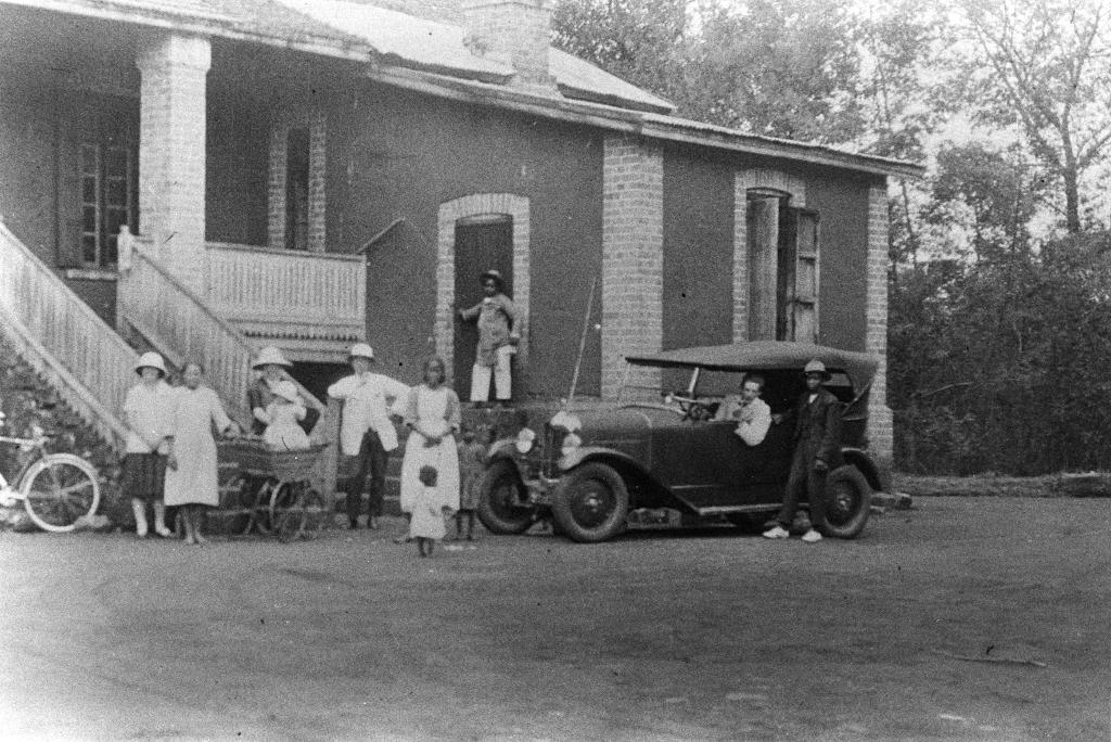 Madagaskar, som var fransk koloni fra 1896 til 1960, har vært et viktig samarbeidsland for norsk misjonsorganisasjoner. Det er ikke kjent hvor og når dette bildet er tatt.