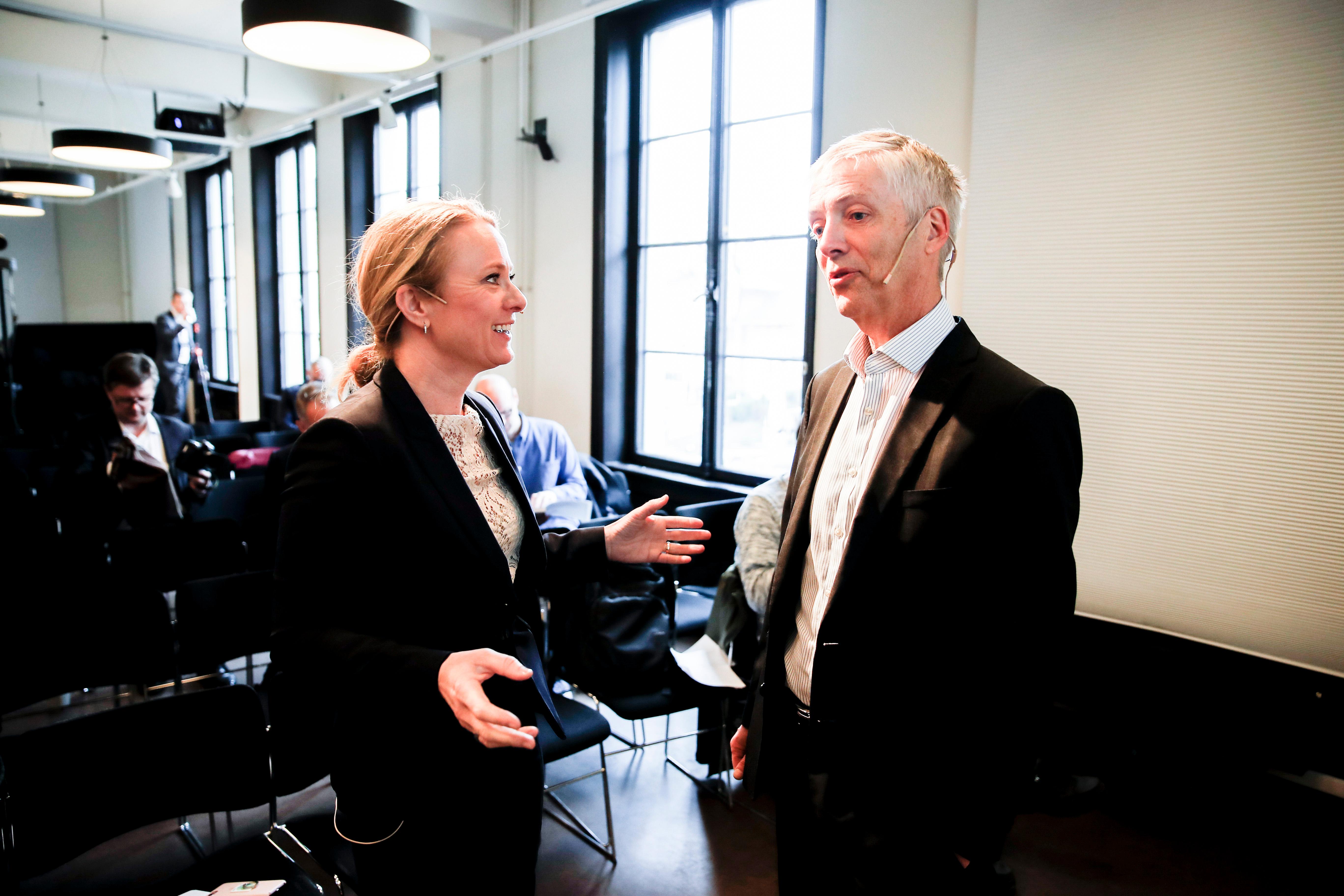 Oslo  20190328.
Arbeids- og sosialminister Anniken Hauglie (H) mottar rapporten fra sysselsettingsutvalgets ekspertgruppe som er ledet av økonomiprofessor Steinar Holden.
Foto: Vidar Ruud / NTB scanpix