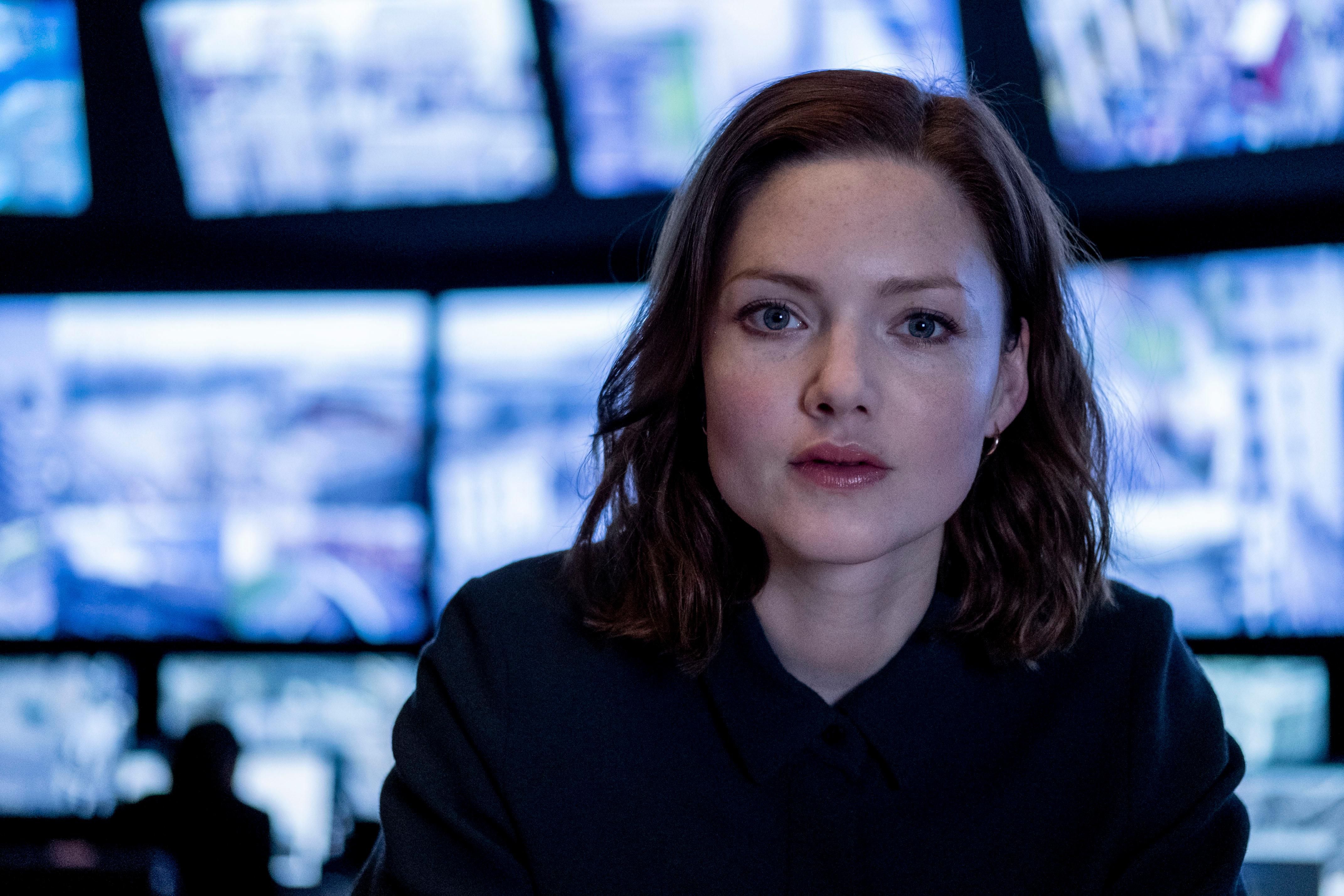 Detective Inspector Rachel Carey (Holliday Granger) vet ikke hvem og hva hun kan stole på i BBC-serien «The Capture».