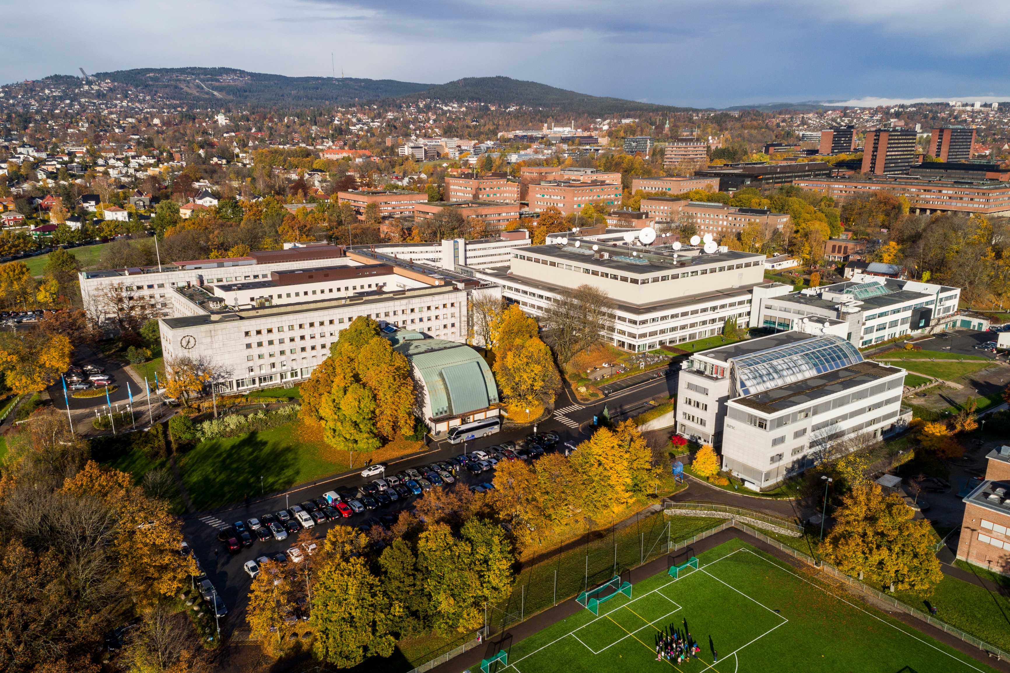 NRK på Marienlyst i Oslo skal flytte, men hvor er fortsatt ikke avgjort. Det store raiohuset (til venstre) er fredet og man prøver å finne ut hva det kan brukes til.  