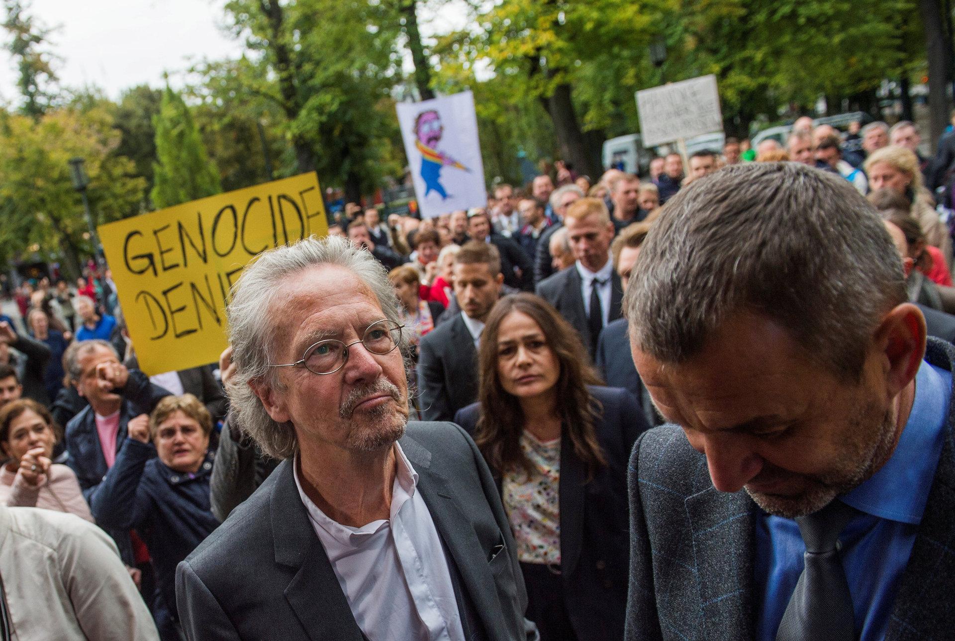 Nå har han fått Nobelprisen - slik ble han møtt da han mottok Ibsenprisen i Oslo: Peter Handke, hans kone Sophie Semin (bak), juryleder Per Boye Hansen. FOTO: FREDRIK VARFJELL/NTB SCANPIX