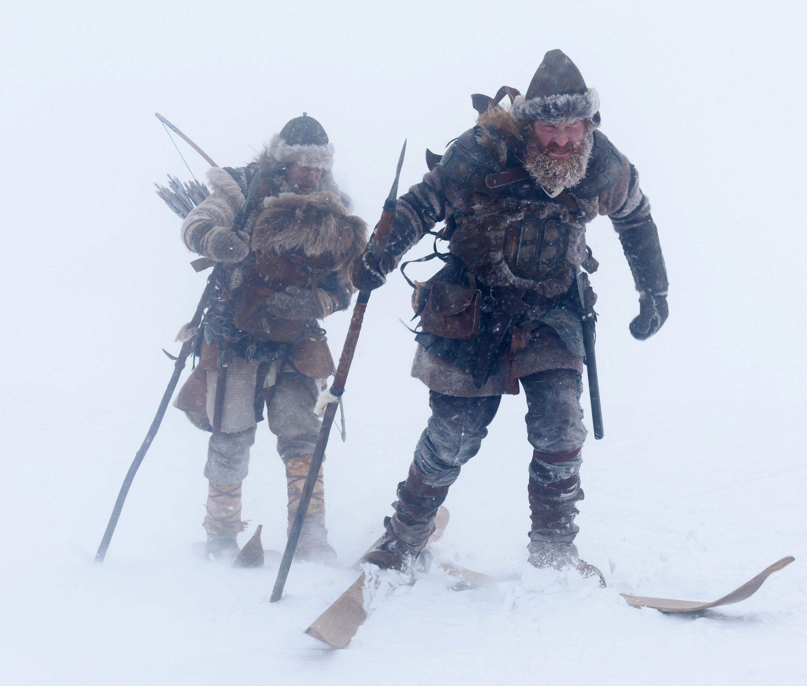 Torstein Skevla (Kristofer Hivju) og Skjervald Skrukka (Jakob Oftebro) i fart gjennom Østerdalen for å få kongesønnen fram til Nidaros.  FOTO: Nordisk Film Distribusjon AS