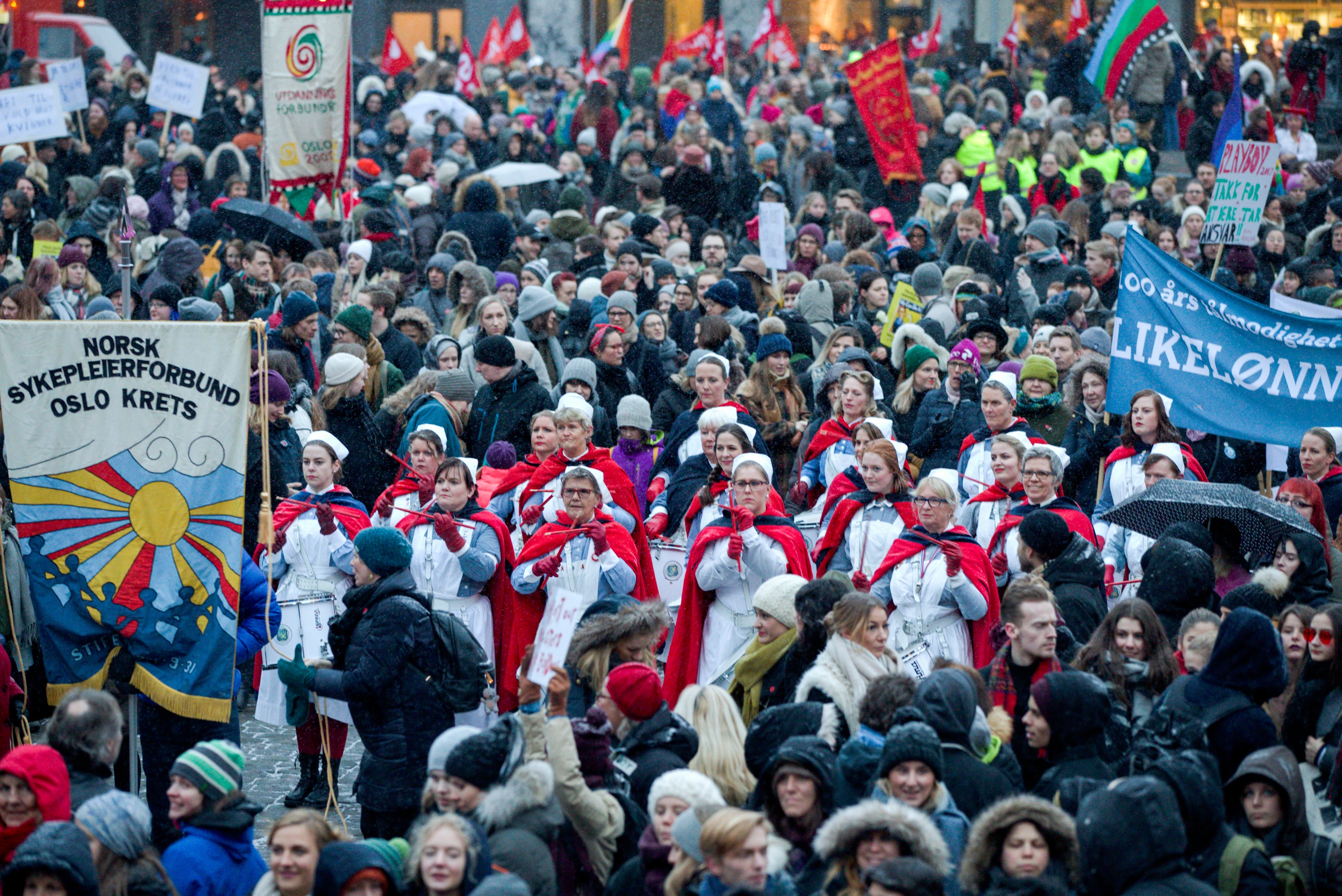 8.000 hadde møtt fram på Youngstorget foran årets 8. mars-tog i Oslo, anslår 8. mars-komiteen