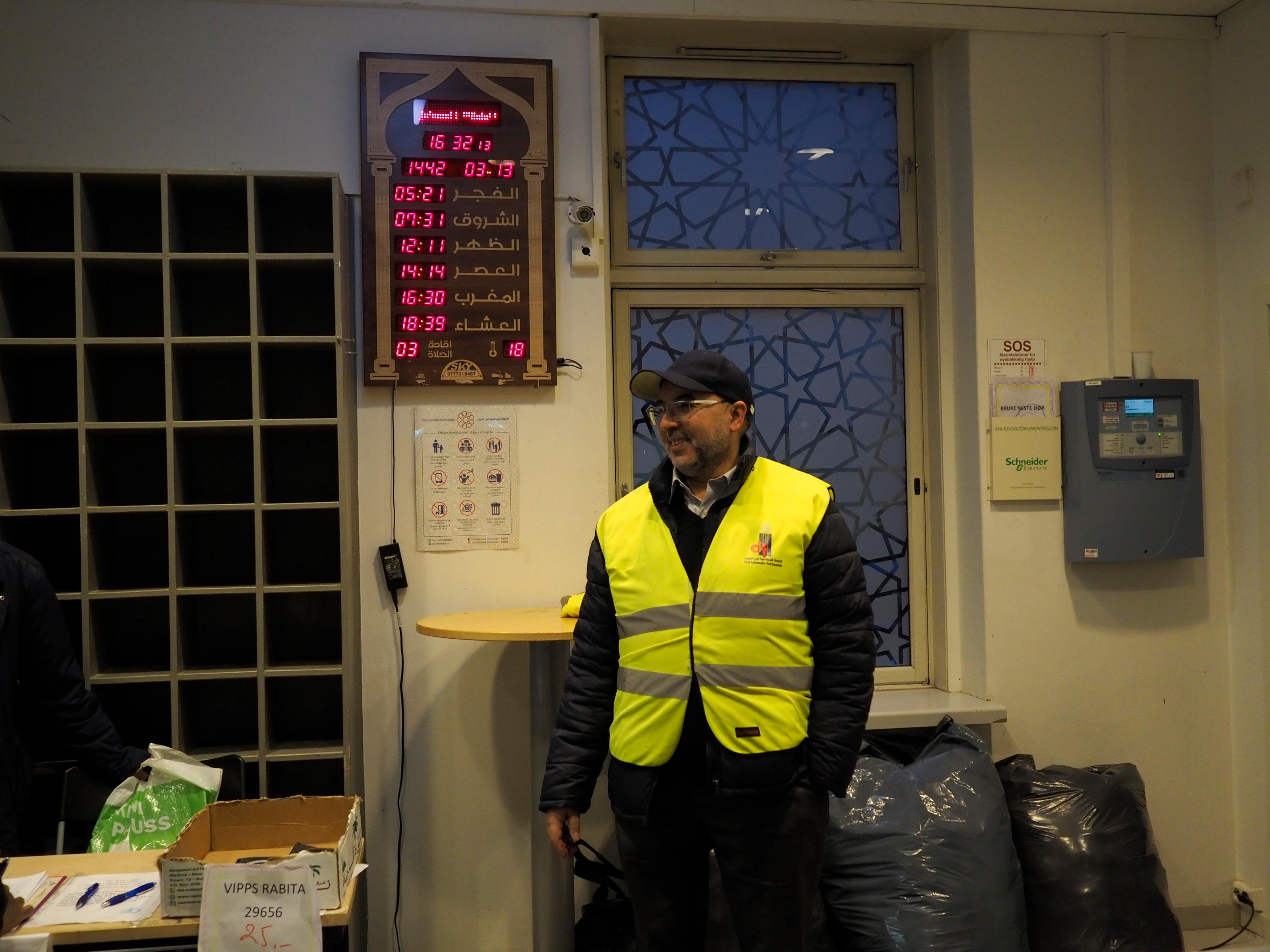 Mohamed Melioui ved Rabitamoskeen i Oslo. Vaktsikkerhet er skjerpet og dørene låses mellom hver bønn. Foto: Tuva Skare