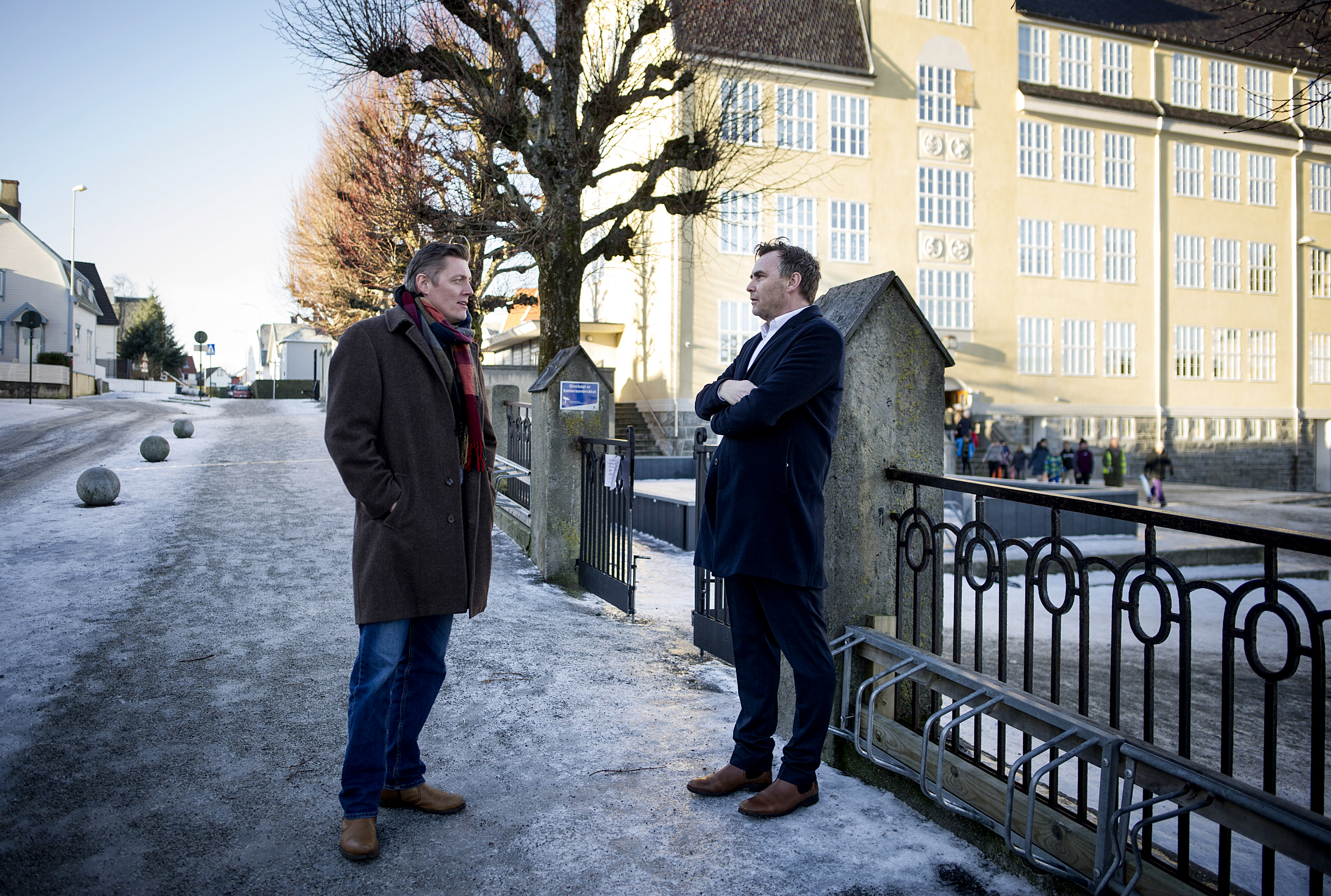 Dag Mossige, gruppeleder i Stavanger Arbeiderparti, og Øyvind Jacobsen i samme parti, uten for Nylund skole i Stavanger. 

"Arbeiderpartiet ønsker å gå bort fra statlig finansiering av religiøse friskoler", heter det i deres forslag til kulepunkt i Arbeiderpartiets partiprogram for 2021-2025.