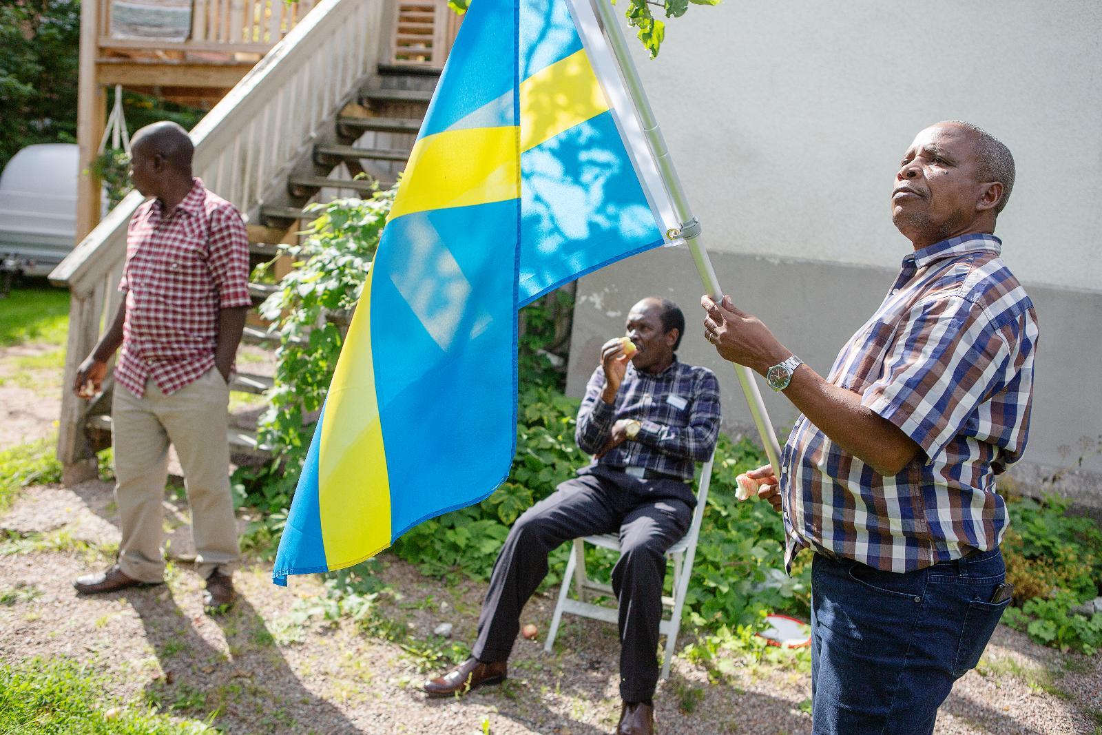 "Bakom församlingslokalen hittar de ett äppelträd"