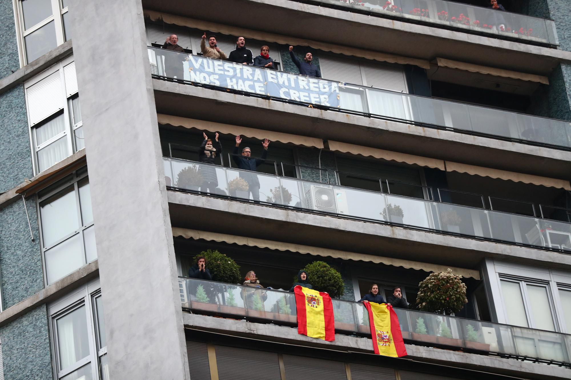 People confined in their homes applaud from their balconies in support of healthcare workers, outside Fundacion Jimenez Diaz hospital, amid the coronavirus disease (COVID-19) outbreak, in Madrid, Spain, March 30, 2020. Banner reads "Your dedication makes us believe". REUTERS/Sergio Perez