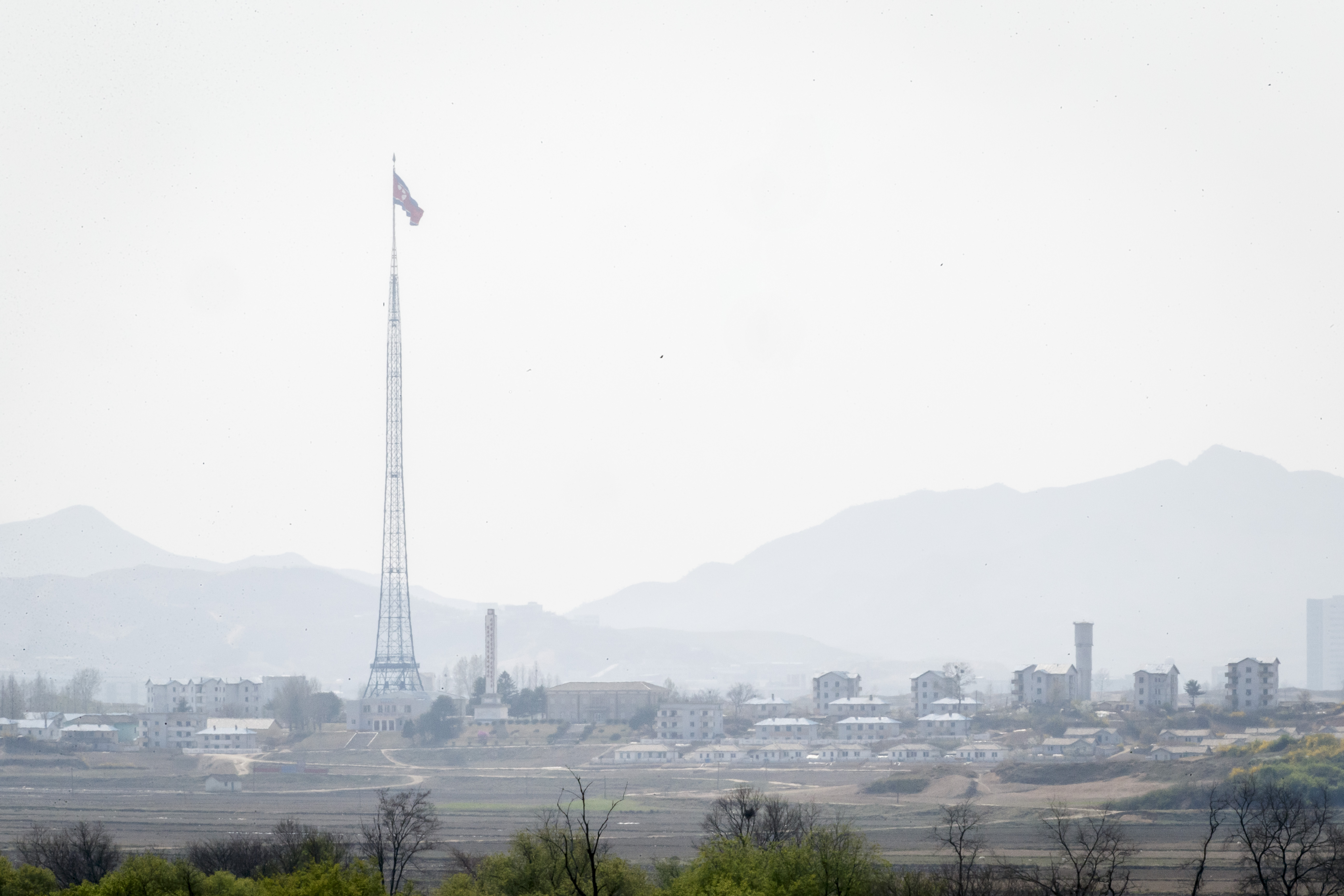 FORFØLGELSE: I 20 år har Nord-Korea toppet Åpne Dørers liste over land med størst forfølgelse mot kristne. Nå er de vippet av tronen. Bildet viser Propagandalandsbyen Kijeongdong i Nord-Korea fra et utsiktspunkt midt i den demilitariserte sonen Panmunjon mellom Sør- og Nord-Korea.