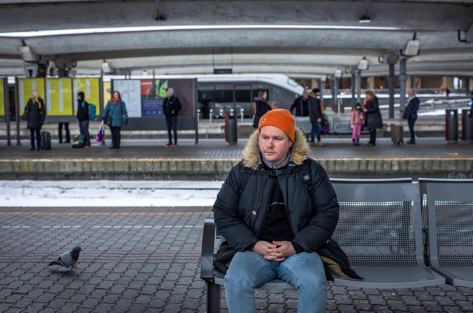 Olav Waastad tok gårsdagens forsinkelser og innstilte tog på Oslo S med stor ro, preget av erfaringens erkjennelse. – Det har blitt sånn at når snøen kommer må du nesten regne med forsinkelser på jernbanen, sier Waastad lakonisk.