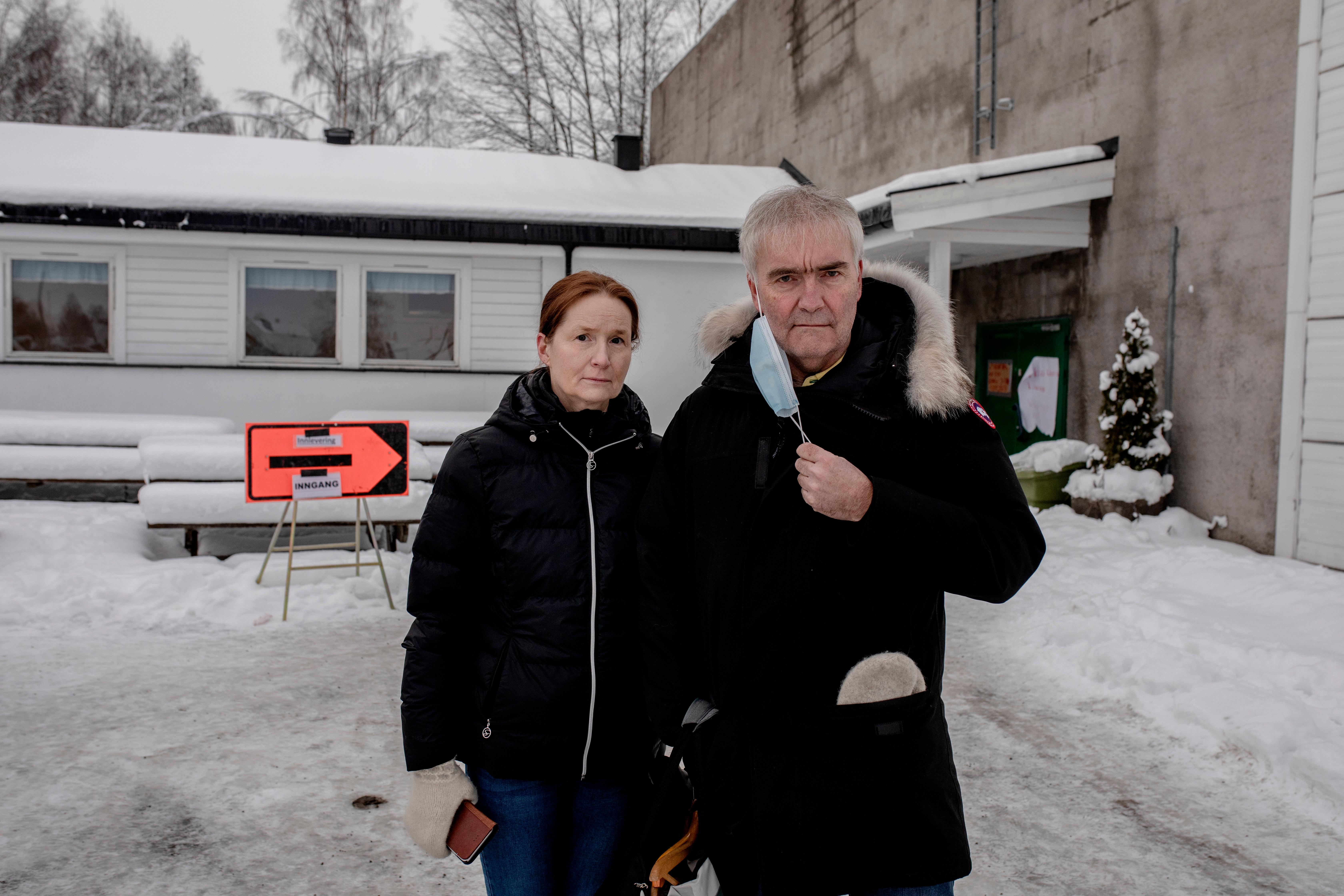 Mona Løvdal Larsen og Geir Larsen har reist til Holterhallen i Nannestad to ganger for å hente ting de trenger etter at de ble evakuert.