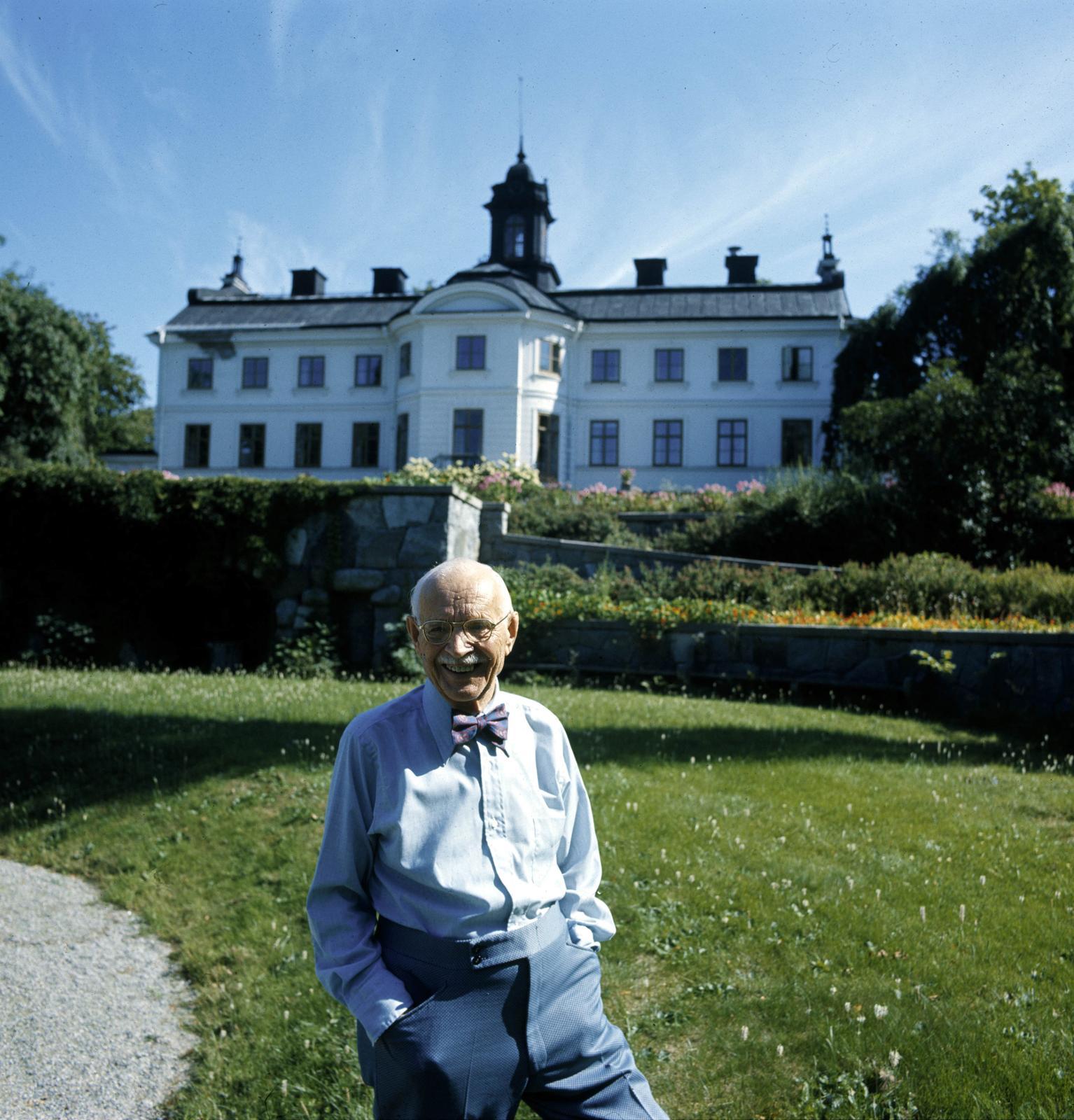 Lewi Pethrus framför Kaggeholms slott.