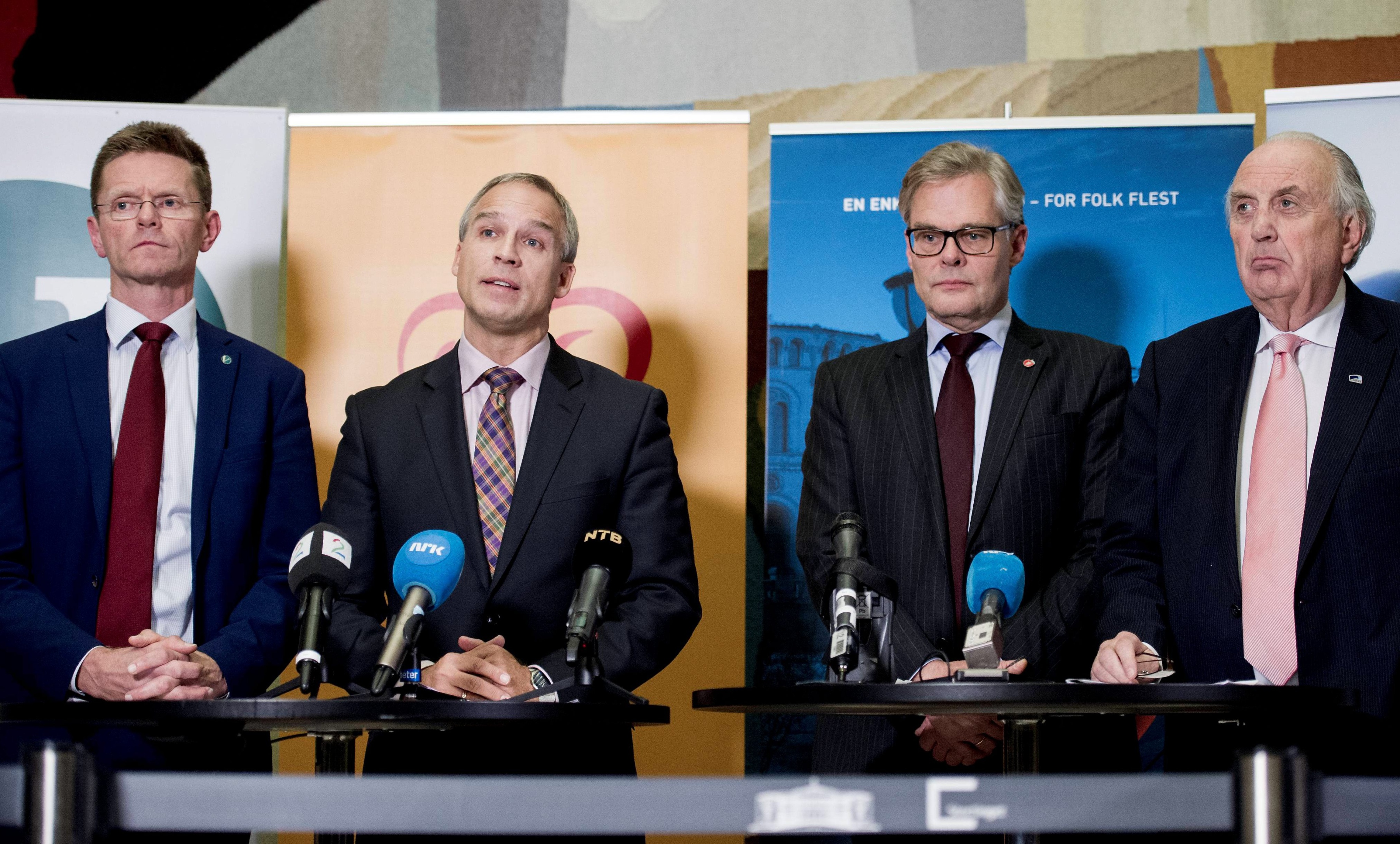 Budsjettkamerater: Terje Breivik (V) (f.v.), Hans Olav Syversen (KrF), Hans Andreas Limi (Frp) og Svein Flåtten (H) hadde lange og tøffe forhandlinger før de endelig landet en enighet om statsbudsjett. Avgifter var spørsmålet som holdt på å velte samarbeidet mellom de fire partiene. FOTO: JON OLAV NESVOLD/NTB SCANPIX