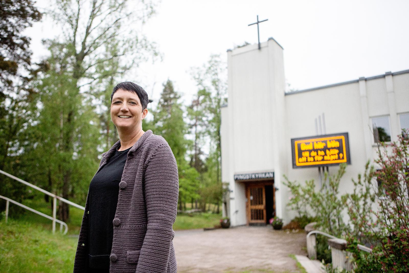 Hanna Börefelt utanför pingskyrkan i Sollentuna.