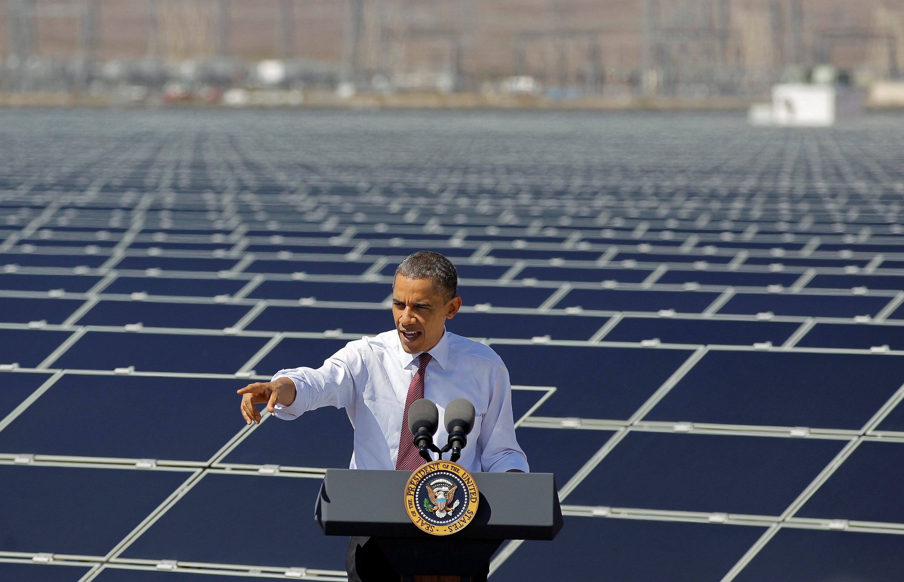 Med riktig politikk kan elforsyningen i Europa og USA være 100 prosent fornybar i 2030. Her er president Barack Obama ved et solcelleanlegg i Boulder. FOTO: Julie Jacobson/NTB SCANPIX