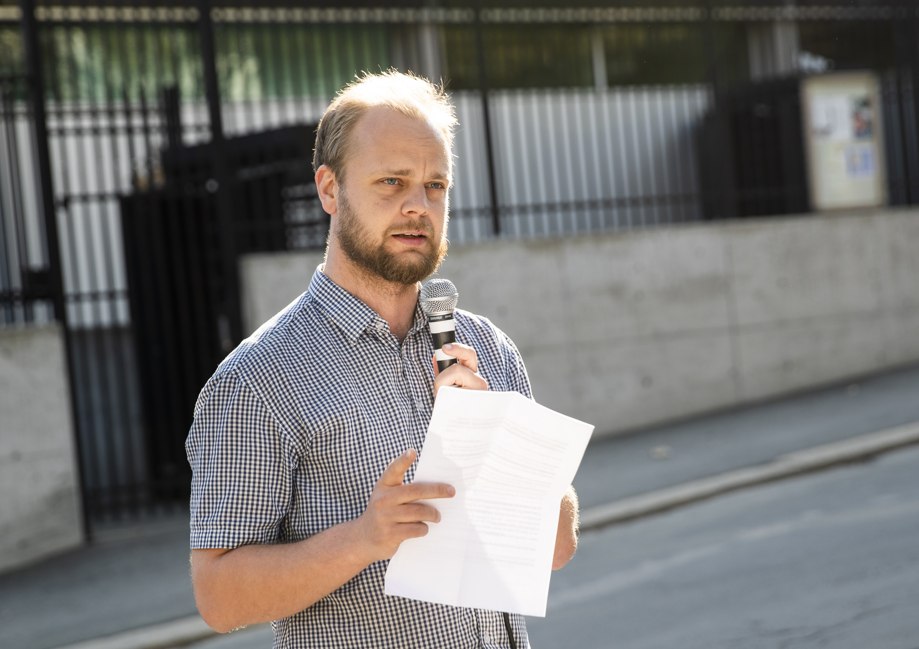 OSLO  20190423.
Mimir Kristjánsson holder apell under støttemarkering for Julian Assange  utenfor den britiske ambassaden tirsdag ettermiddag.

Foto: Berit Roald / NTB