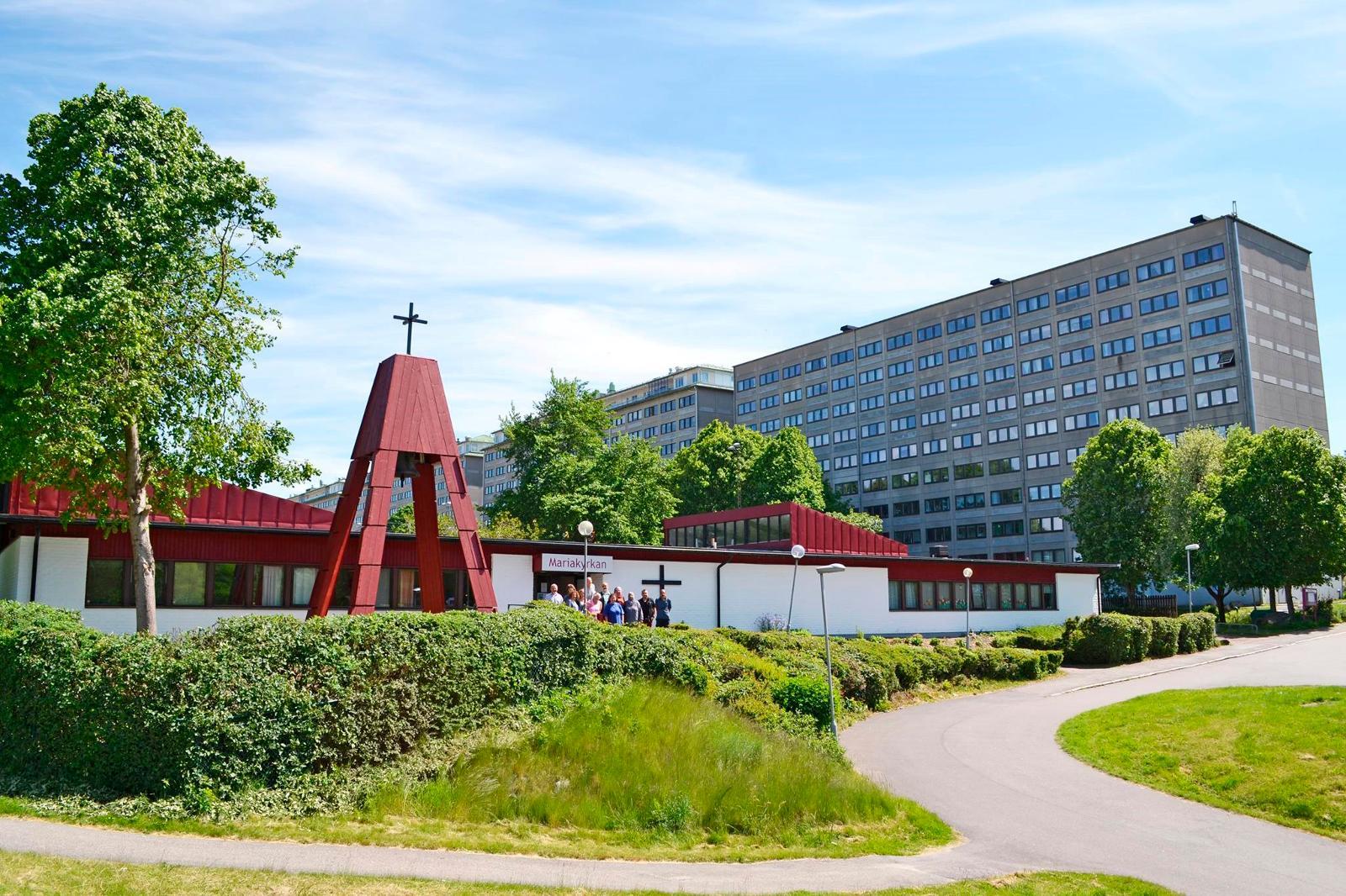 I Hammarkullen finns Mariakyrkan, som drivs gemensamt av Angereds församling i Svenska kyrkan och Betlehemskyrkan som tillhör Equmeniakyrkan. ”Vi är den enda kyrkolokalen i Hammarkullen, vi är de enda som har korset tydligt på lokalen. Det är viktigt för mångfalden i Hammarkullen”, säger pastor Matilda Nilsson.