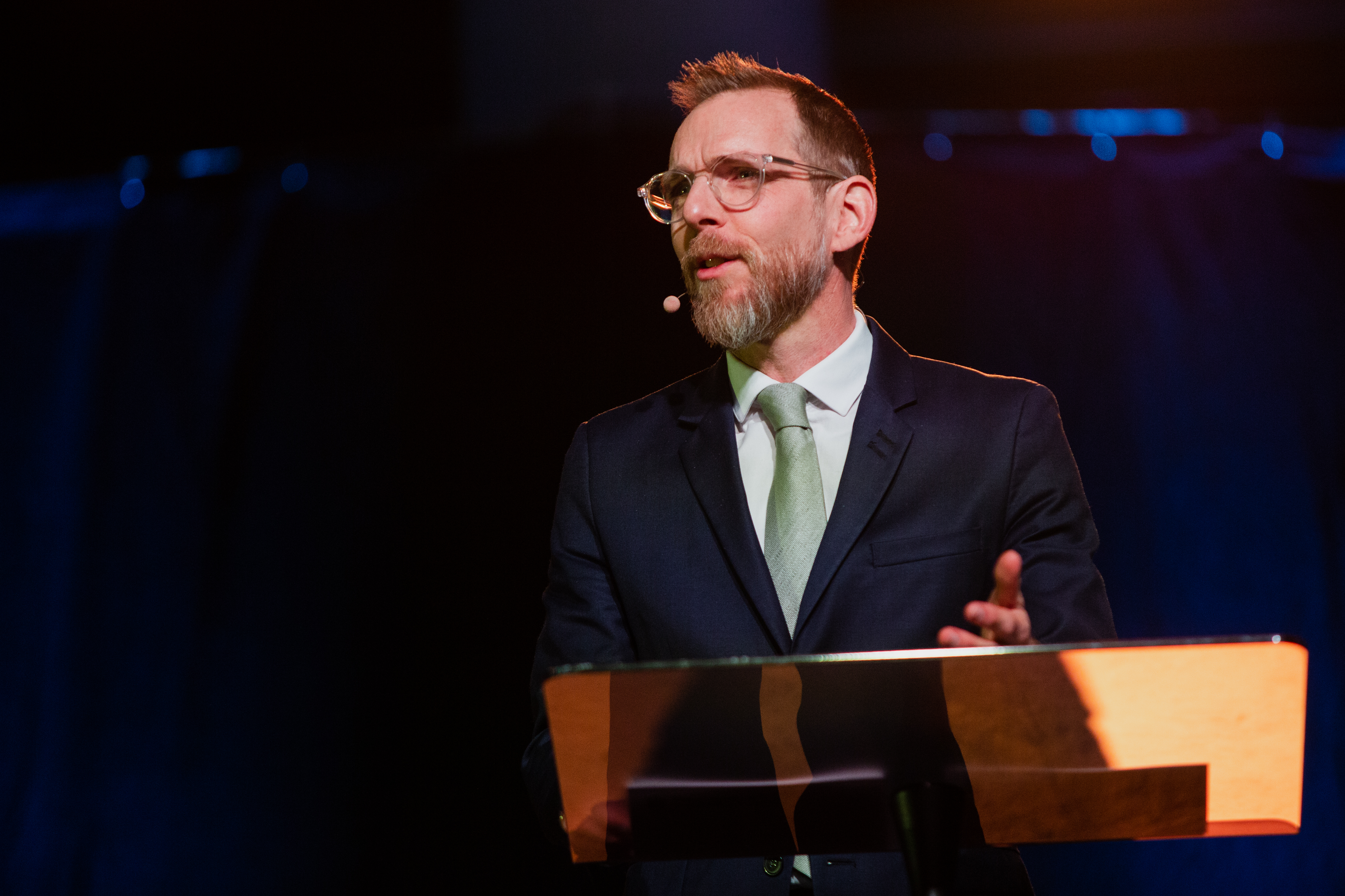 Social- och folkhälsominister Jakob Forssmed (KD) rörde sig bland konferensdeltagarna på konferensen Pingst pastor international.