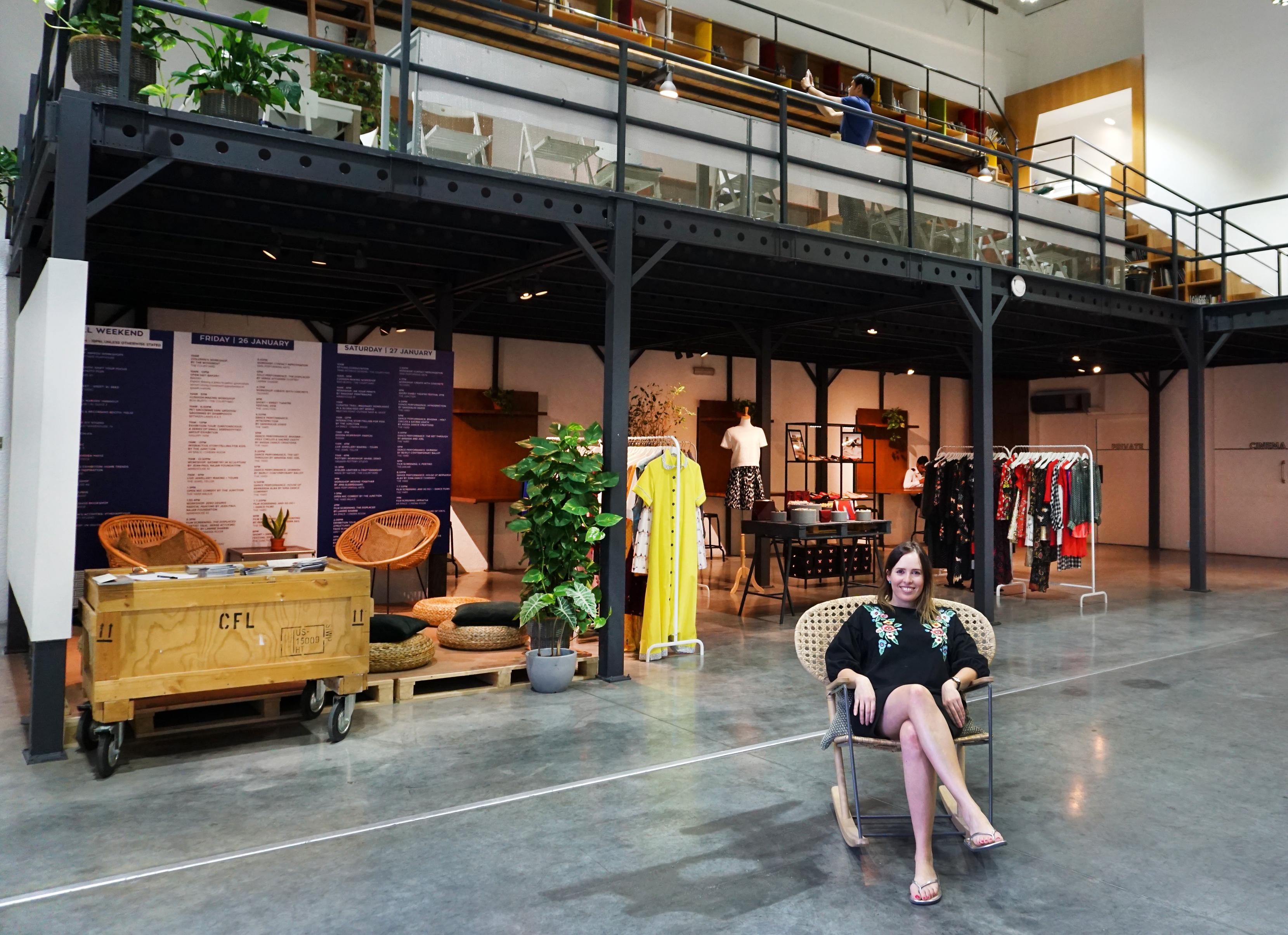 mmunikasjonsansvarlig på Alserkal Avenue, Charlotte York, slapper av på en av kvarteres sosiale samlingssteder, med bibliotek og kafé.