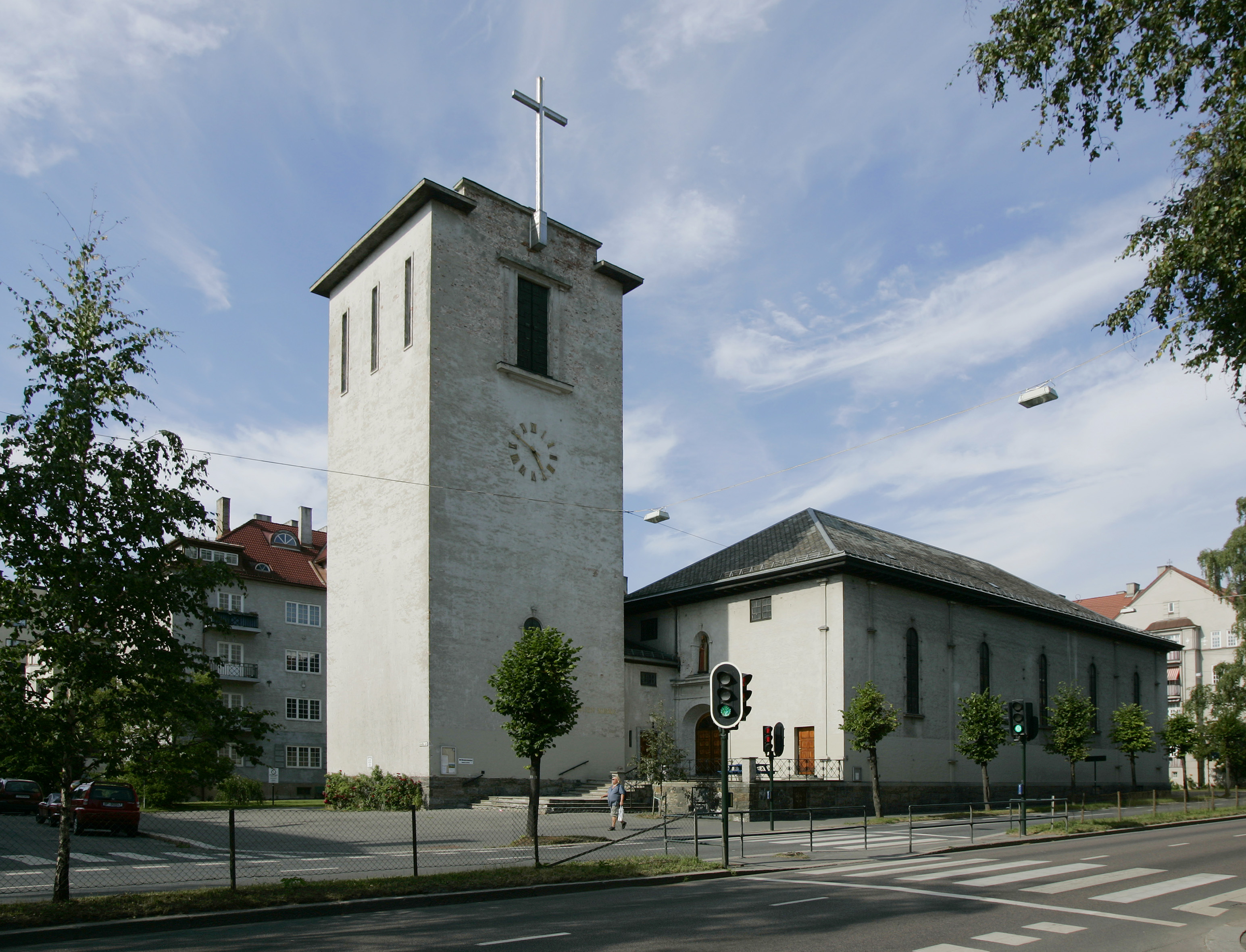 OSLO 20060726 Eksteriør av Majorstuen kirke i Oslo. Kirken er tegnet av arkitektene August Nielsen og Harald Sund, og er i fri romansk stil med gråpussede murer utvendig. Kirken  ble innviet i 1926, men tårnet ble ferdig bygget i 1933..
Foto: Erlend Aas / NTB