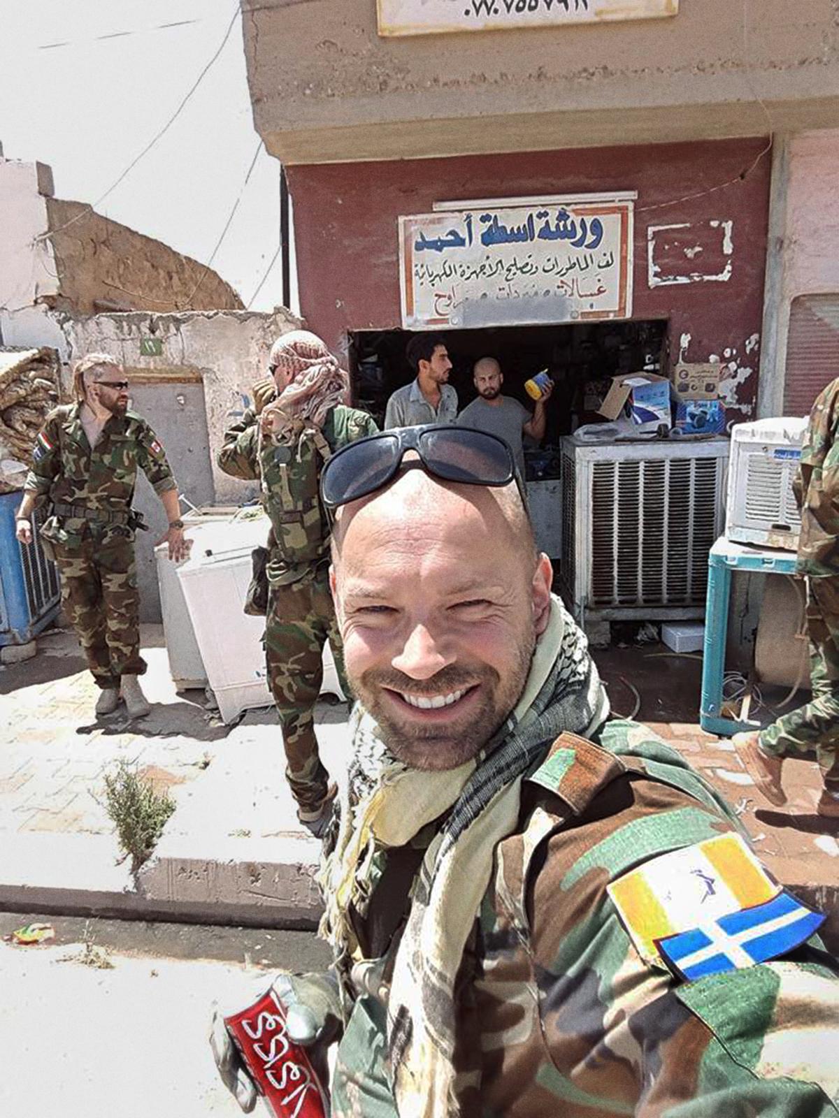 Anders Högström nöjde sig inte med att passivt titta på. Han valde att åka ned till Irak för att strida mot Islamiska staten. Här är en av flera bilder som han lagt upp på sin Facebooksida. 
