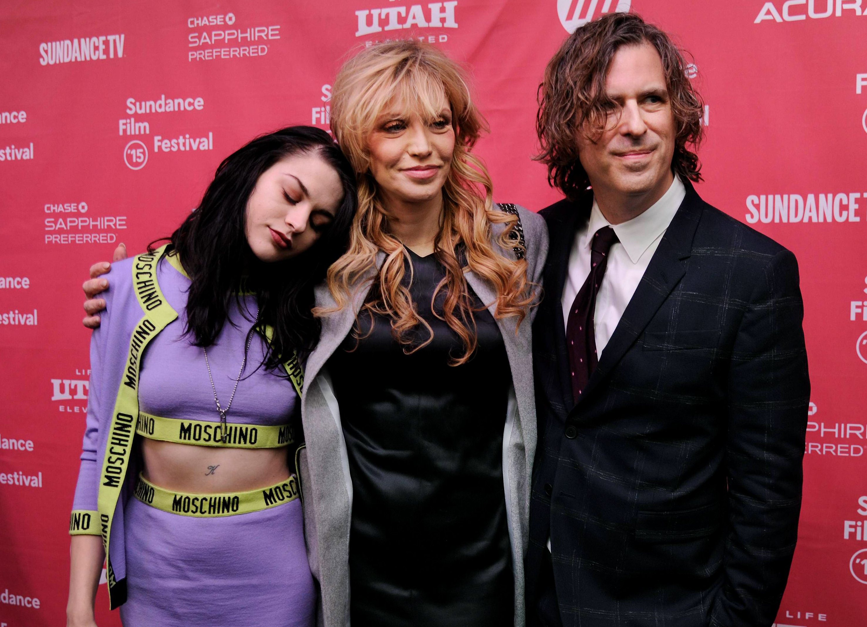 Kurt Cobains datter Frances Bean med moren Courtney Love og filmskaper Brett Morgen har gitt sitt for at filmen «Cobain: Montage of Heck», er blitt et intimt og rått livsportrett. FOTO: CHRIS PIZZELLO/NTB SCANPIX