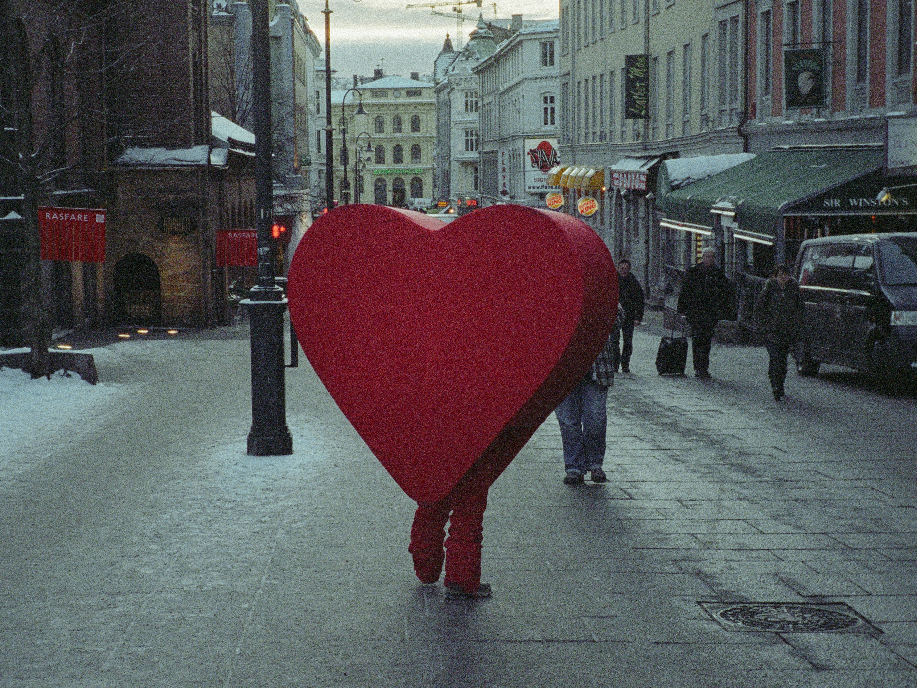 Hva sier forskningen om kjærlighet og romantikk?