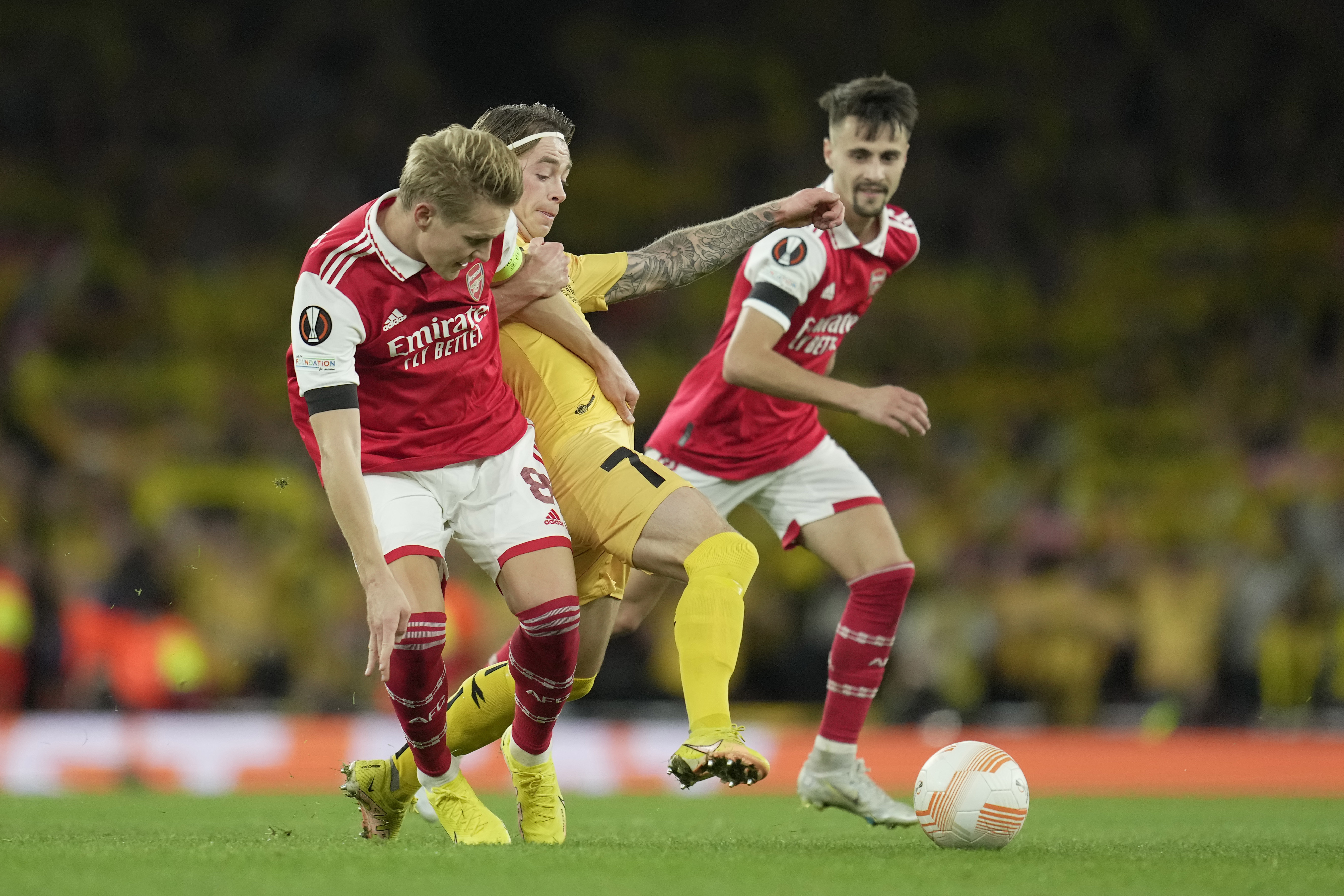 Duellen mellom Martin Ødegaards (t.v.) Arsenal og Patrick Bergs (midten) Bodø/Glimt ga ny toppnotering for Viaplay. Foto: Kin Cheung / AP Photo / NTB.