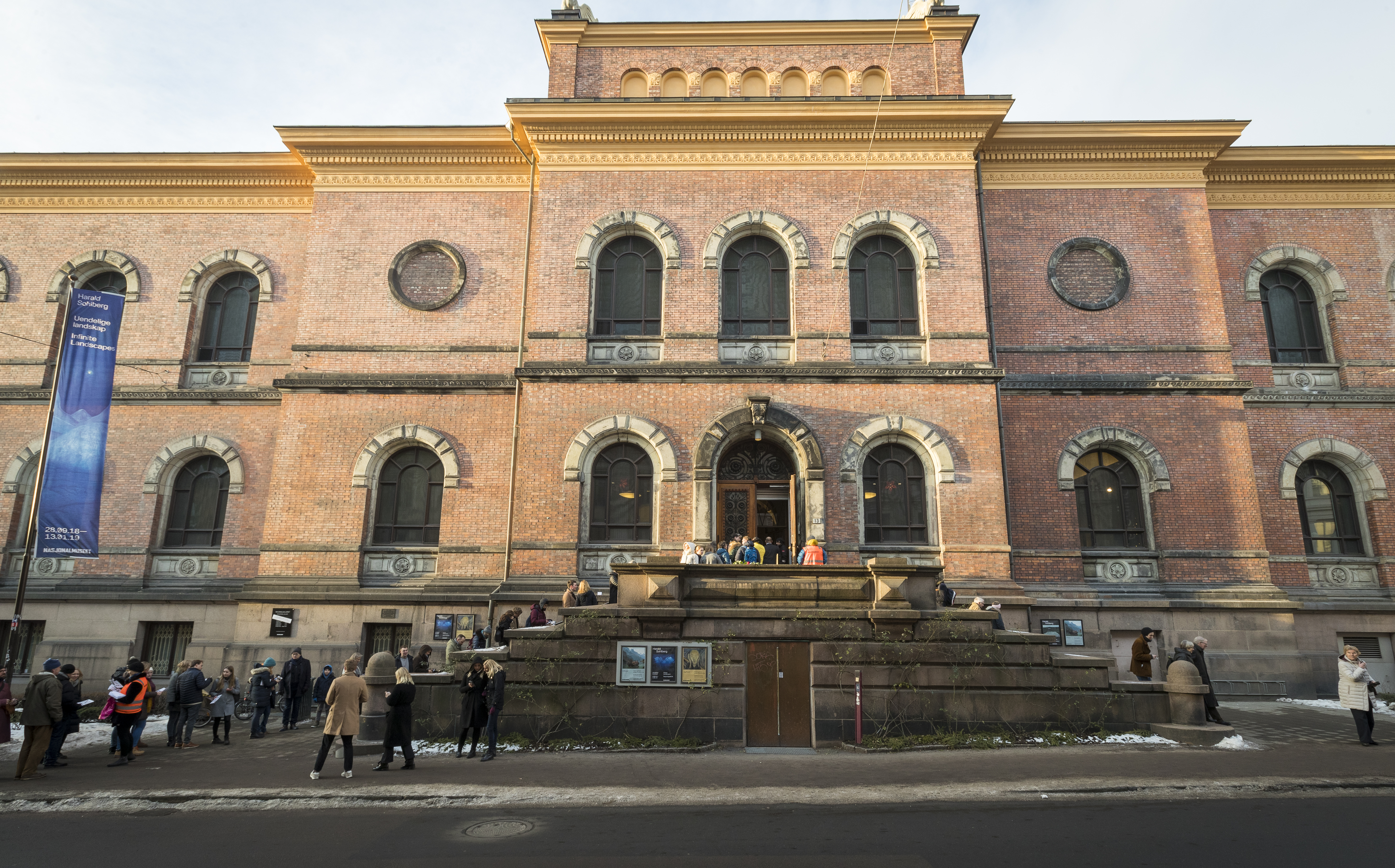 Statsbygg utreder muligheten for å innlemme det gamle Nasjonalgalleriet som en del av Nationaltheatret. Her fra da publikum for siste gang kunne se kunst i Nasjonalgalleriet. Foto: Heiko Junge / NTB