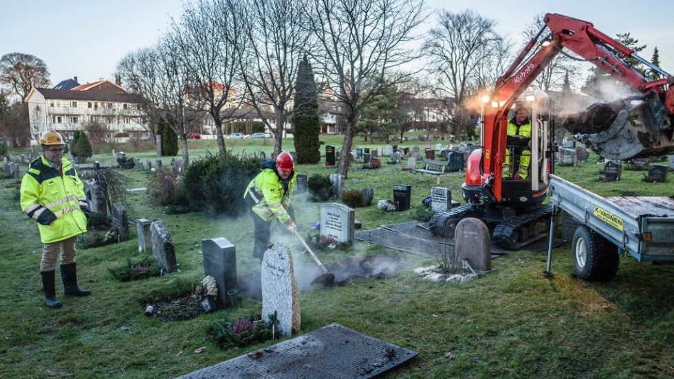 Direktør i Gravferdsetaten Stein Olav Hohle (t.v), sammen med Søren Jakobsen og gravemaskinist Eskil Rognehaug på Vestre gravlund i Oslo..