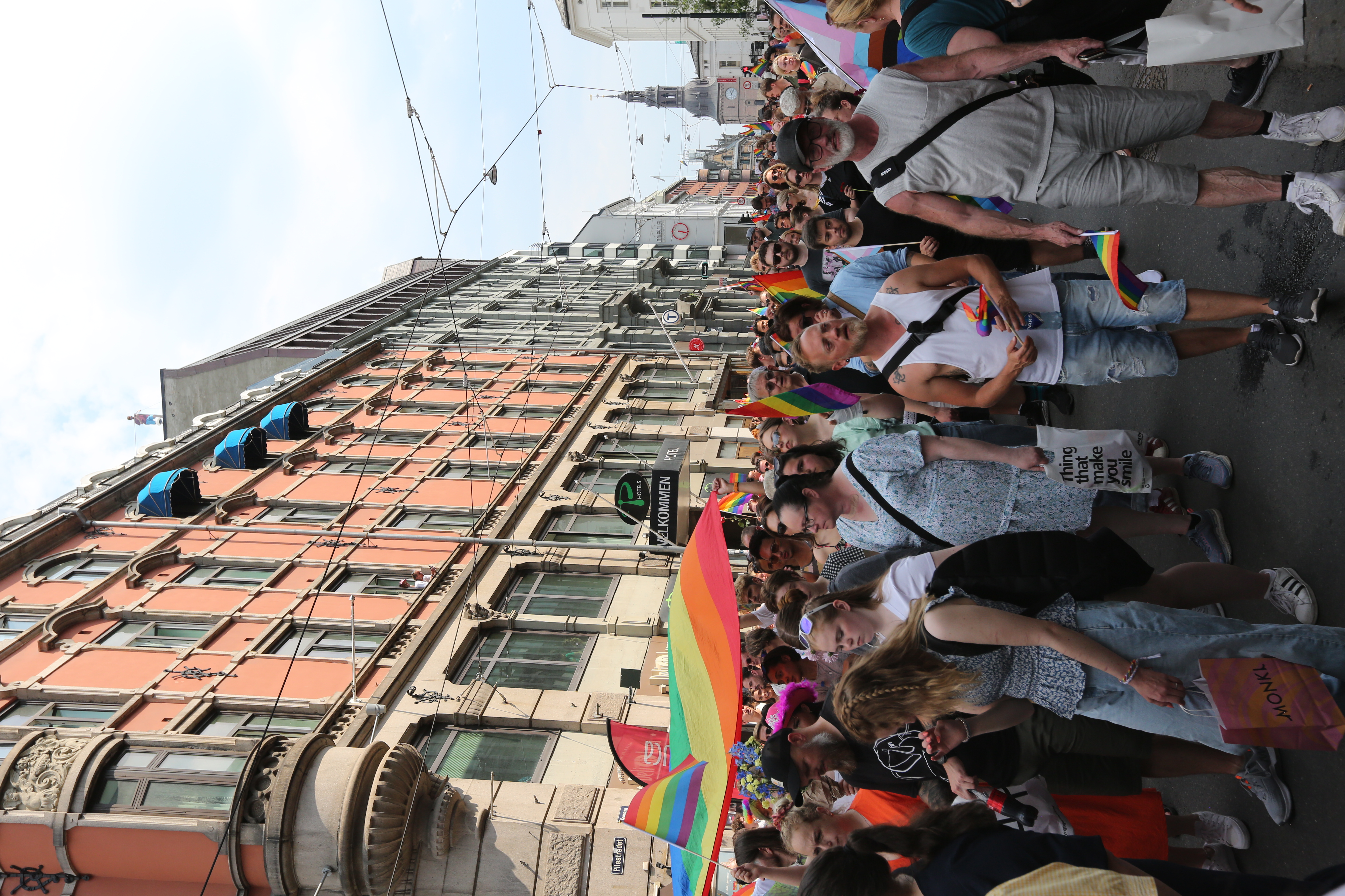 Bildet viser folk som går i et spontant Pride-tog i Oslo.