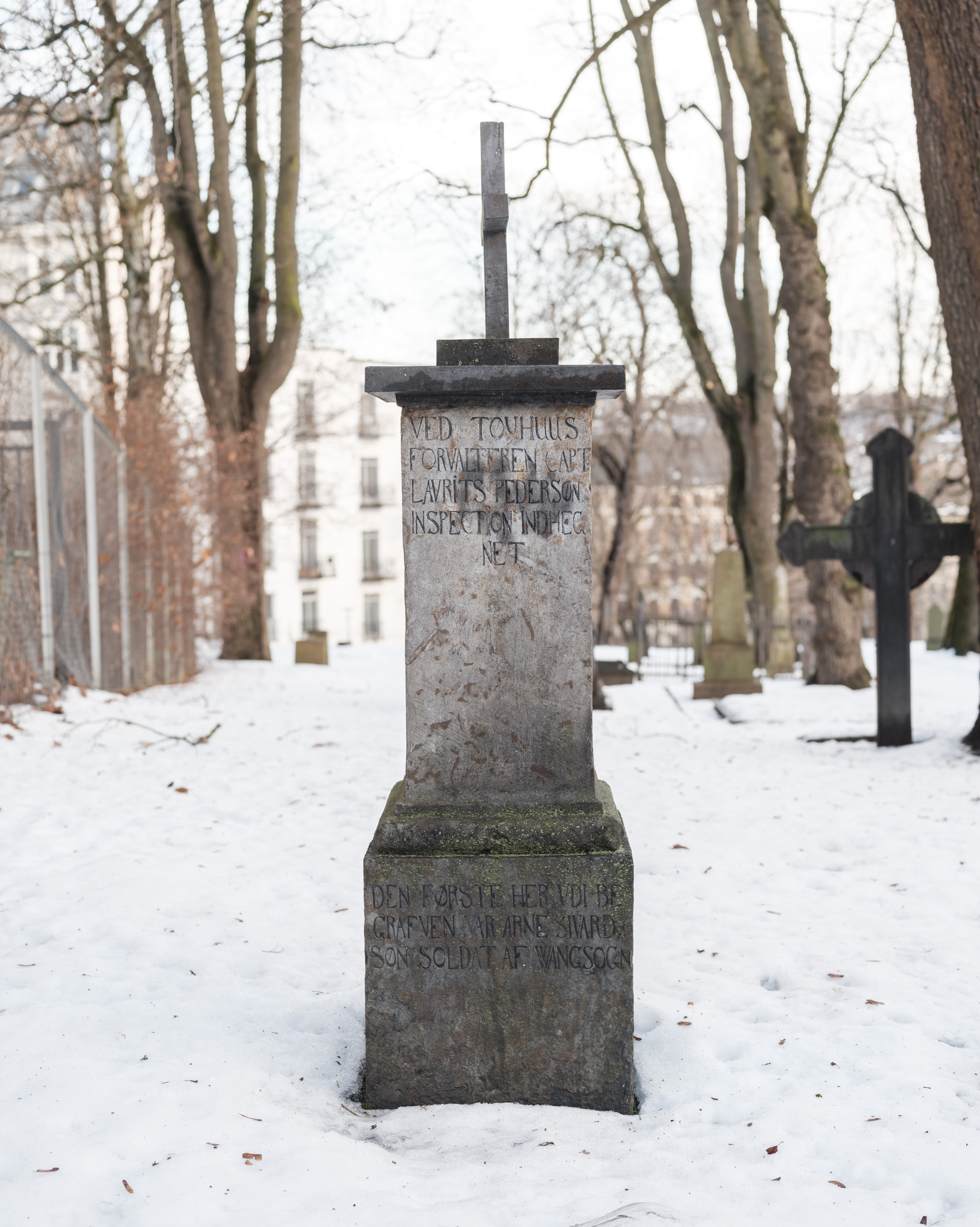 Ole Georg Moseng. Forfatter av boka Pesten kommer. Krist kirkegård bak Gamle Deichman hovedbibliotek i Oslo.