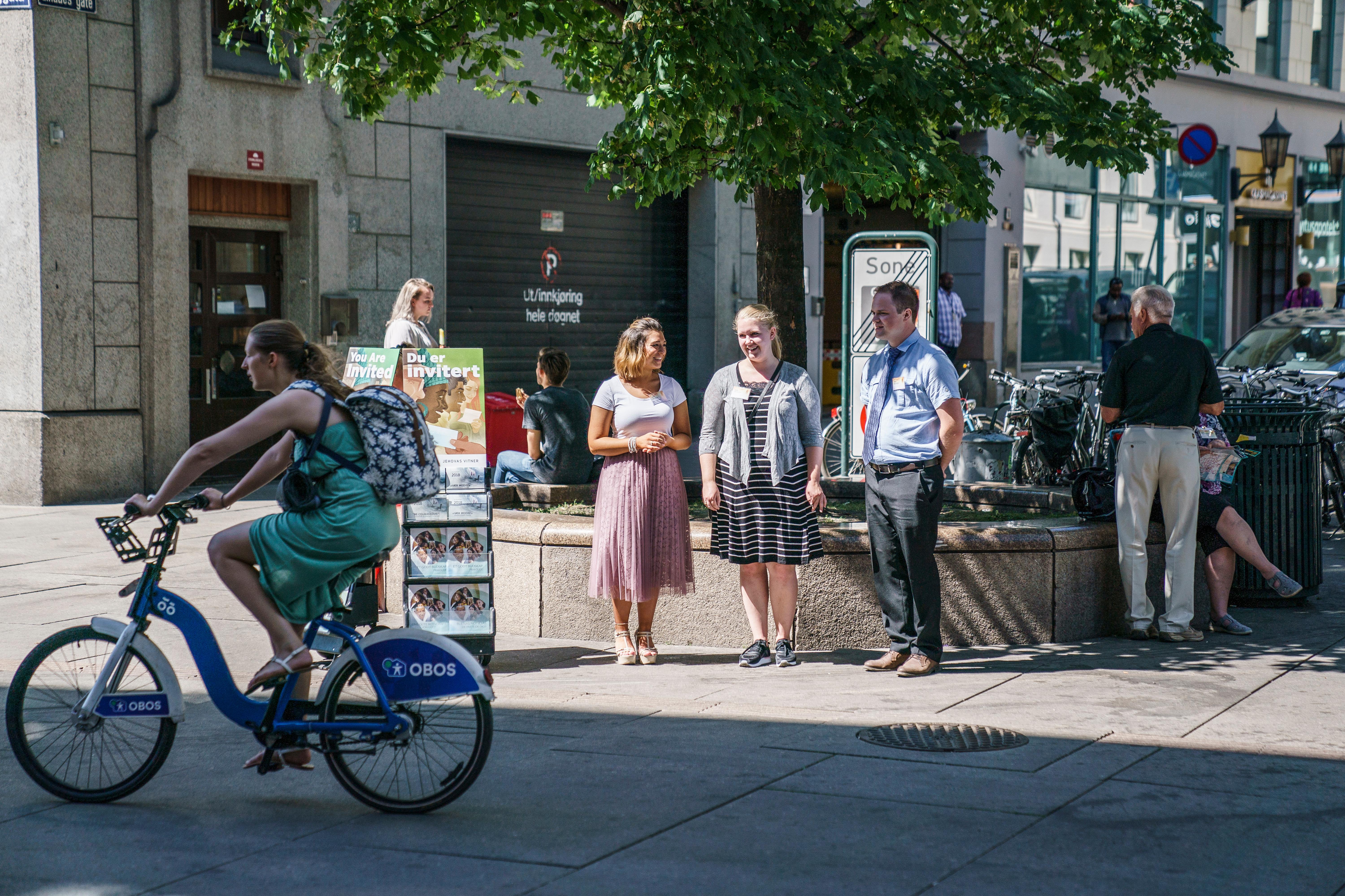 Jehovas Vitne misjonerer i Torggata i Oslo