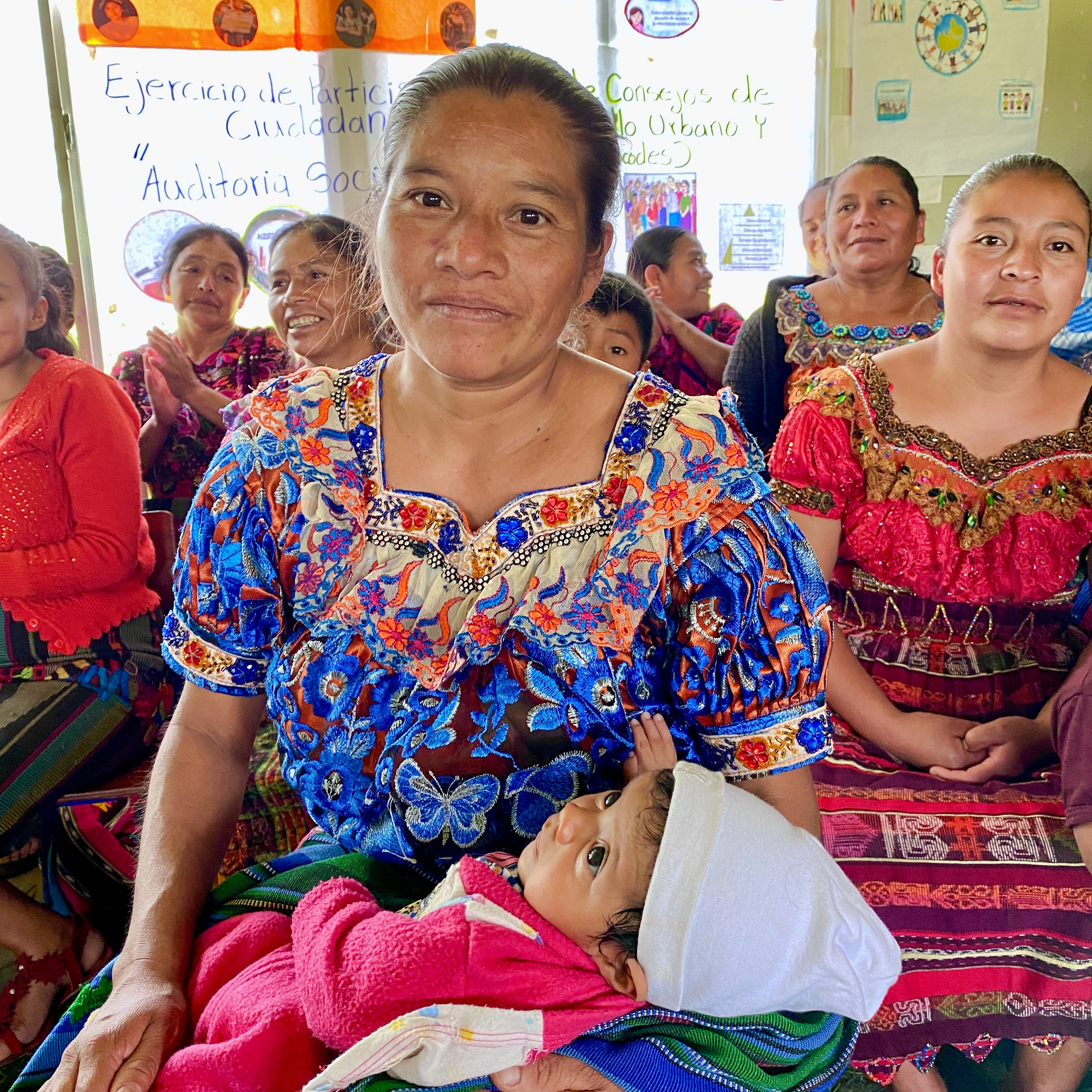 Kvinnomakt ska lyfta mayafolkets bergsbyar i Guatemala. Från alfabetiseringsprojekt stött av svenska Läkarmissionen.